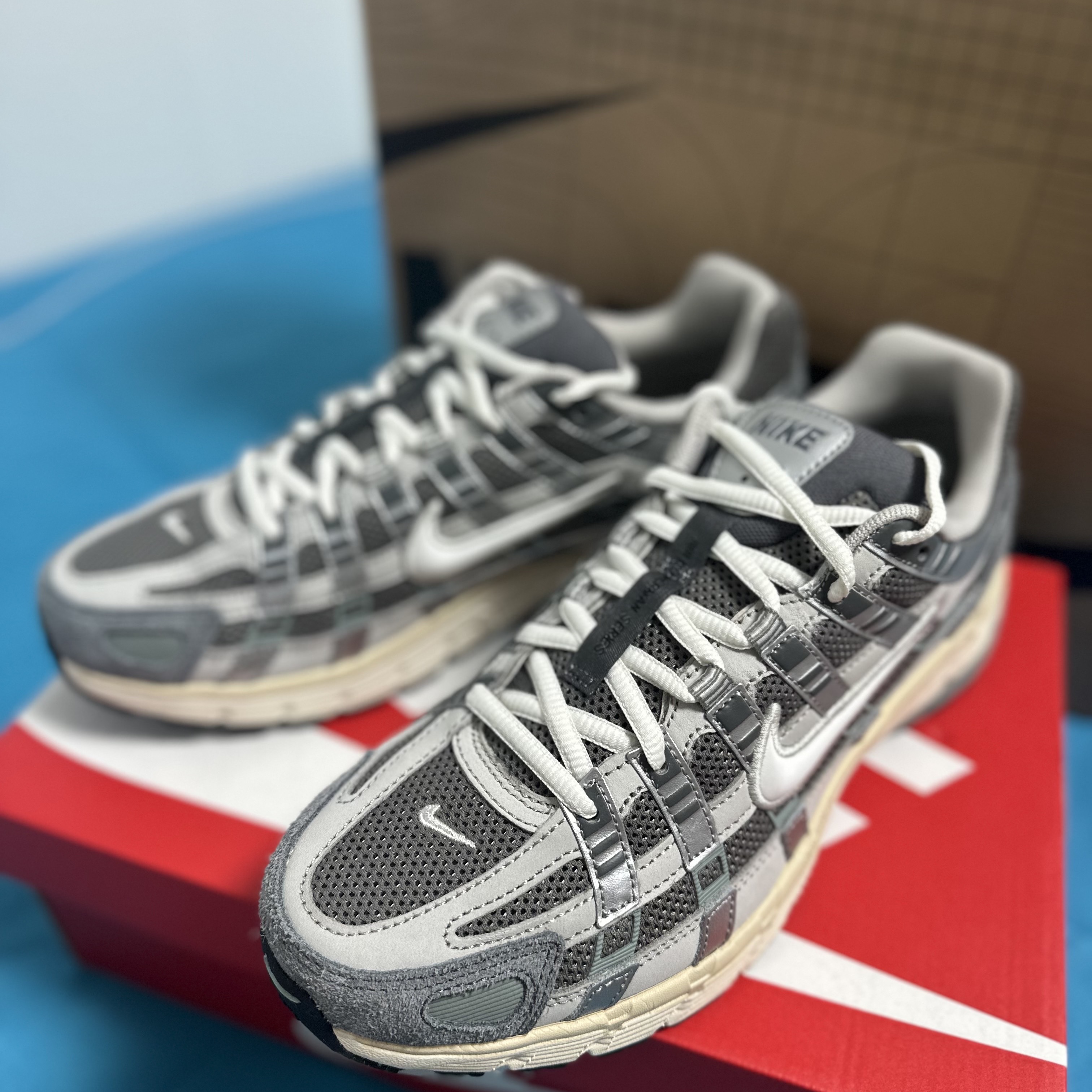 Nike P-6000 Flat Pewter Light Iron Ore, (W) Nike P-6000 Metallic Silver Red 착용 스타일