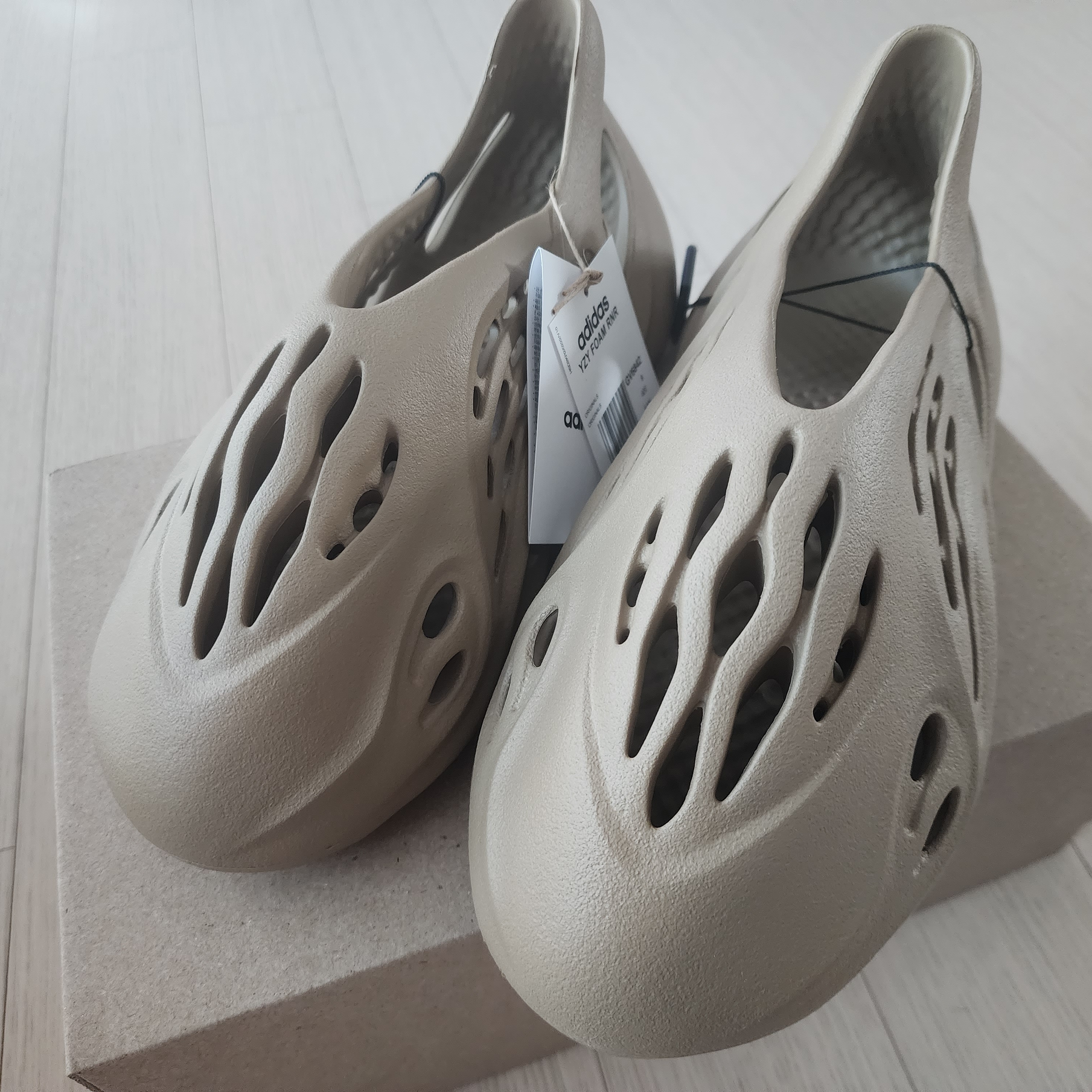 Adidas Yeezy Foam RNNR Clay Taupe 착용 스타일 - 2