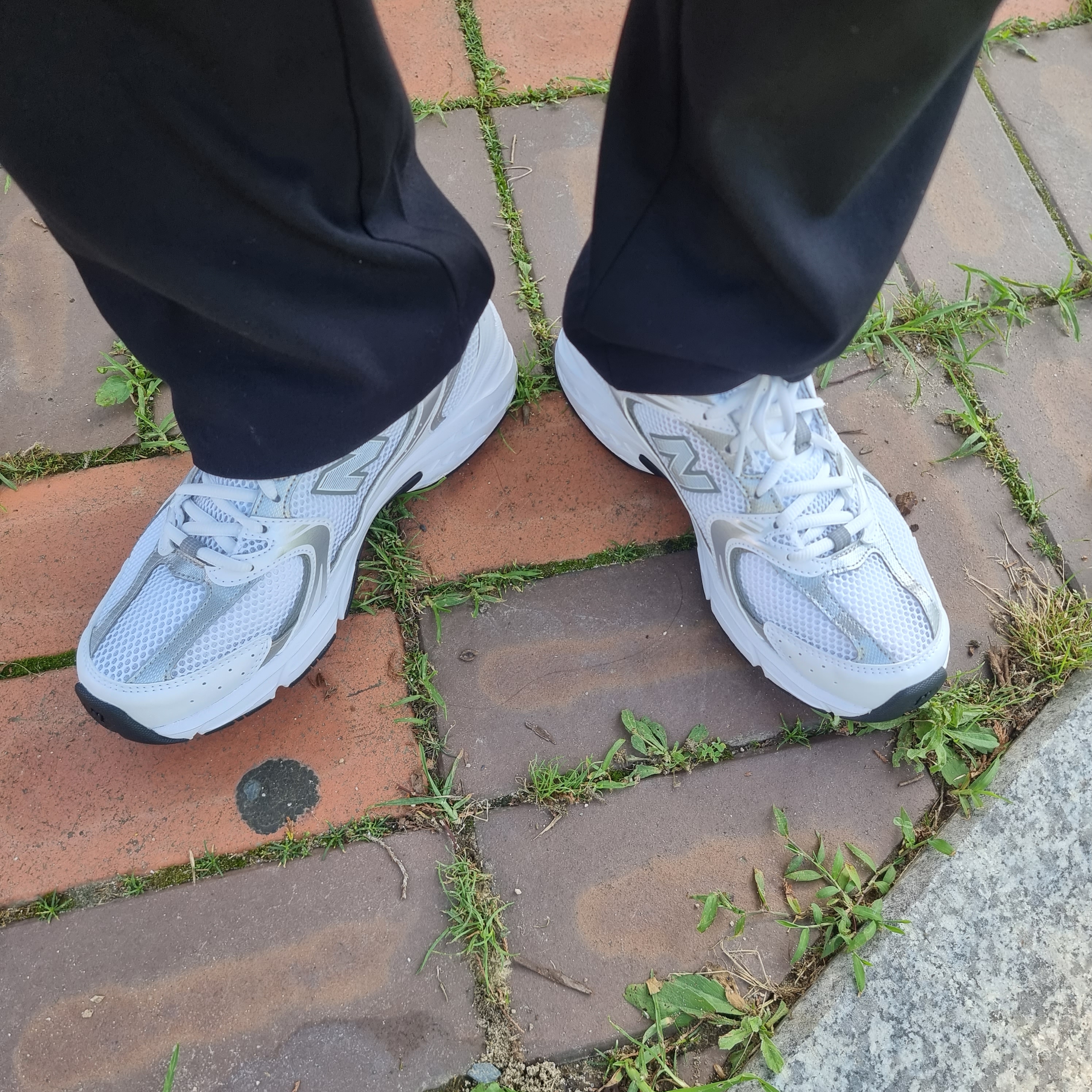 New Balance 530 White Silver 착용 스타일 - 3