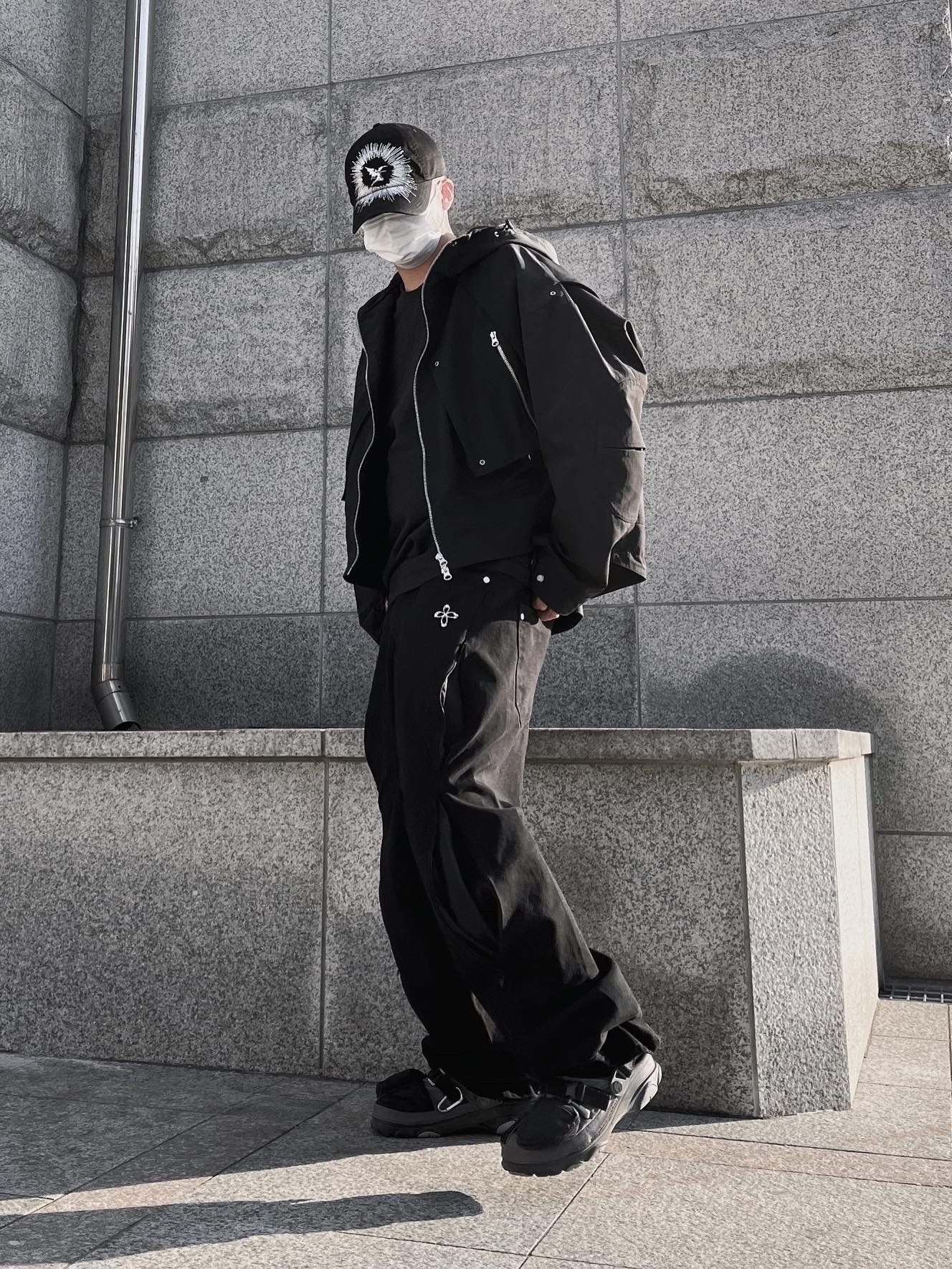 Crocs x Beams Classic All Terrain Mountain Parka Clog Grey 착용 스타일 - 5