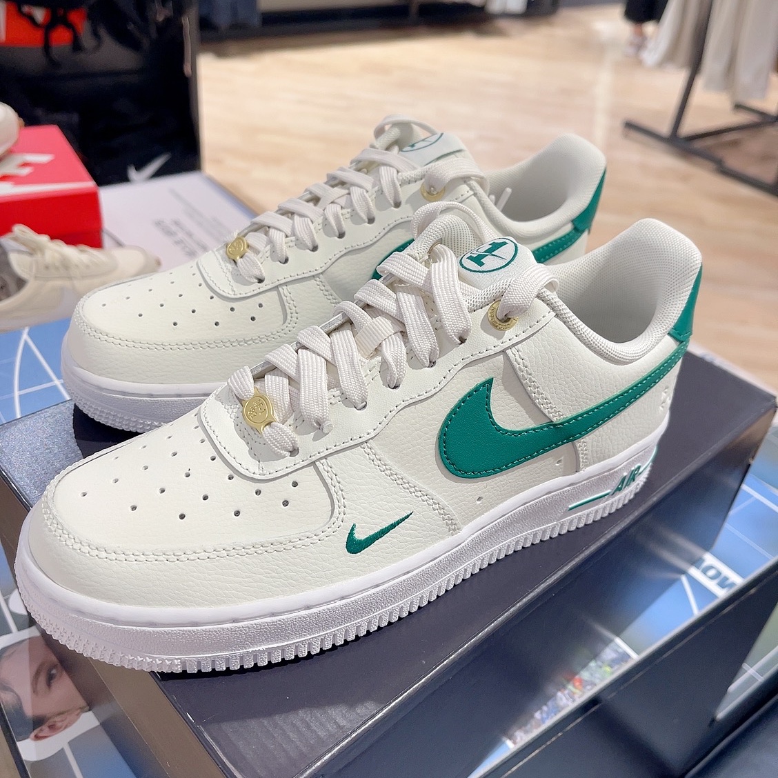 Nike Air Force 1 '07 LV8 40th Anniversary Join Forces Sail Malachite 착용 스타일 - 2