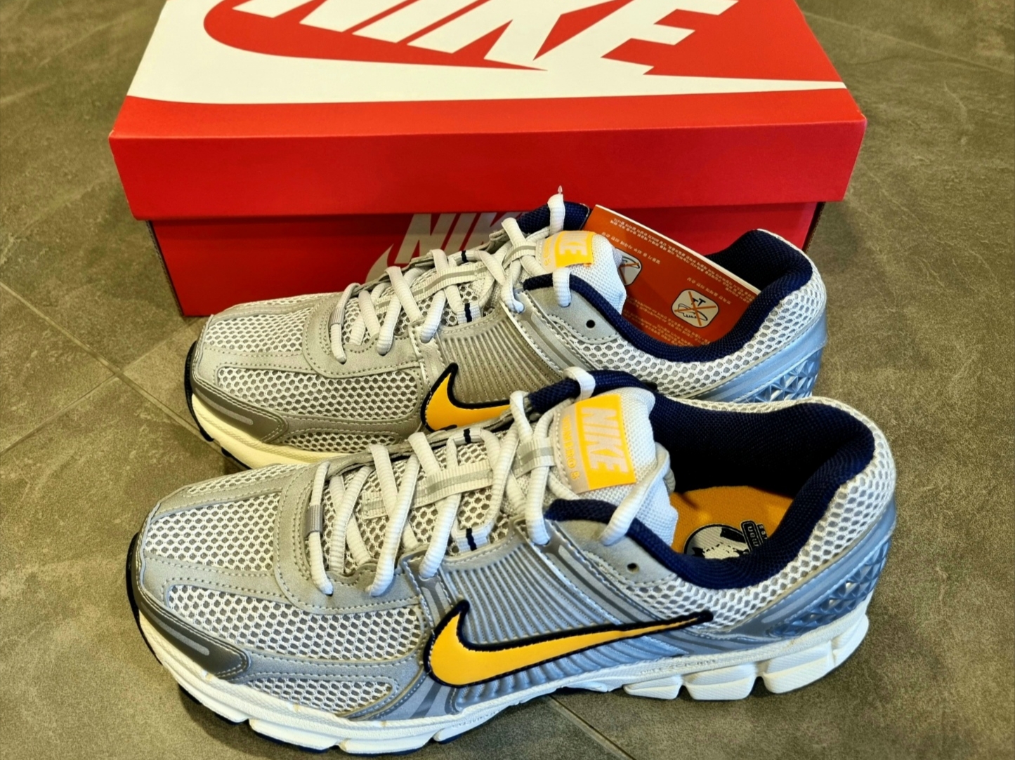 Nike Zoom Vomero 5 Pure Platinum and Laser Orange 착용 스타일 - 5