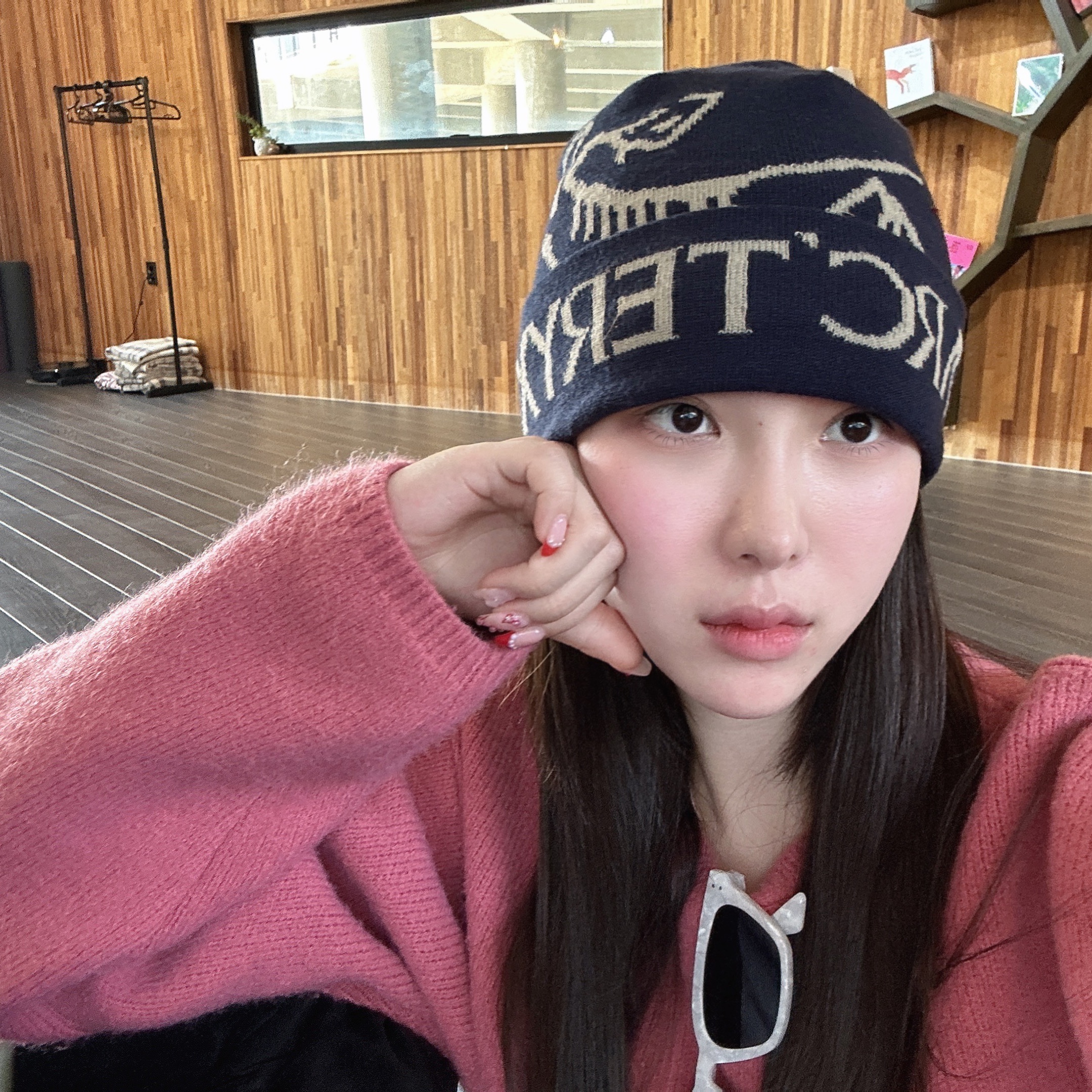 Arc'teryx Bird Word Toque Black Sapphire 착용 스타일
