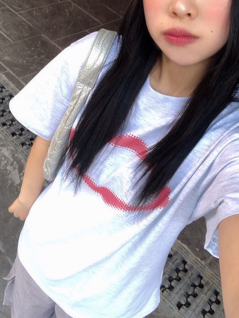 (W) Mischief Rhombus Blur T-Shirt Basic Black, (W) Mischief Rhombus Blur T-Shirt Basic White 착용 스타일
