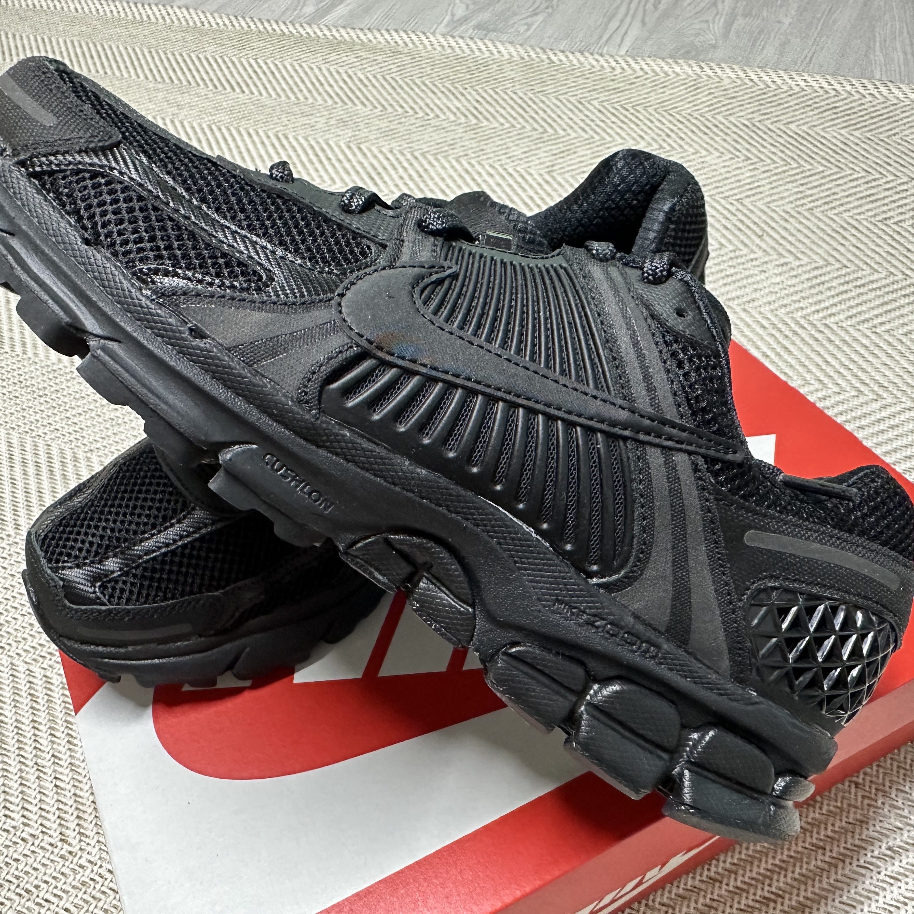 Nike Zoom Vomero 5 SP Black 착용 스타일 - 2