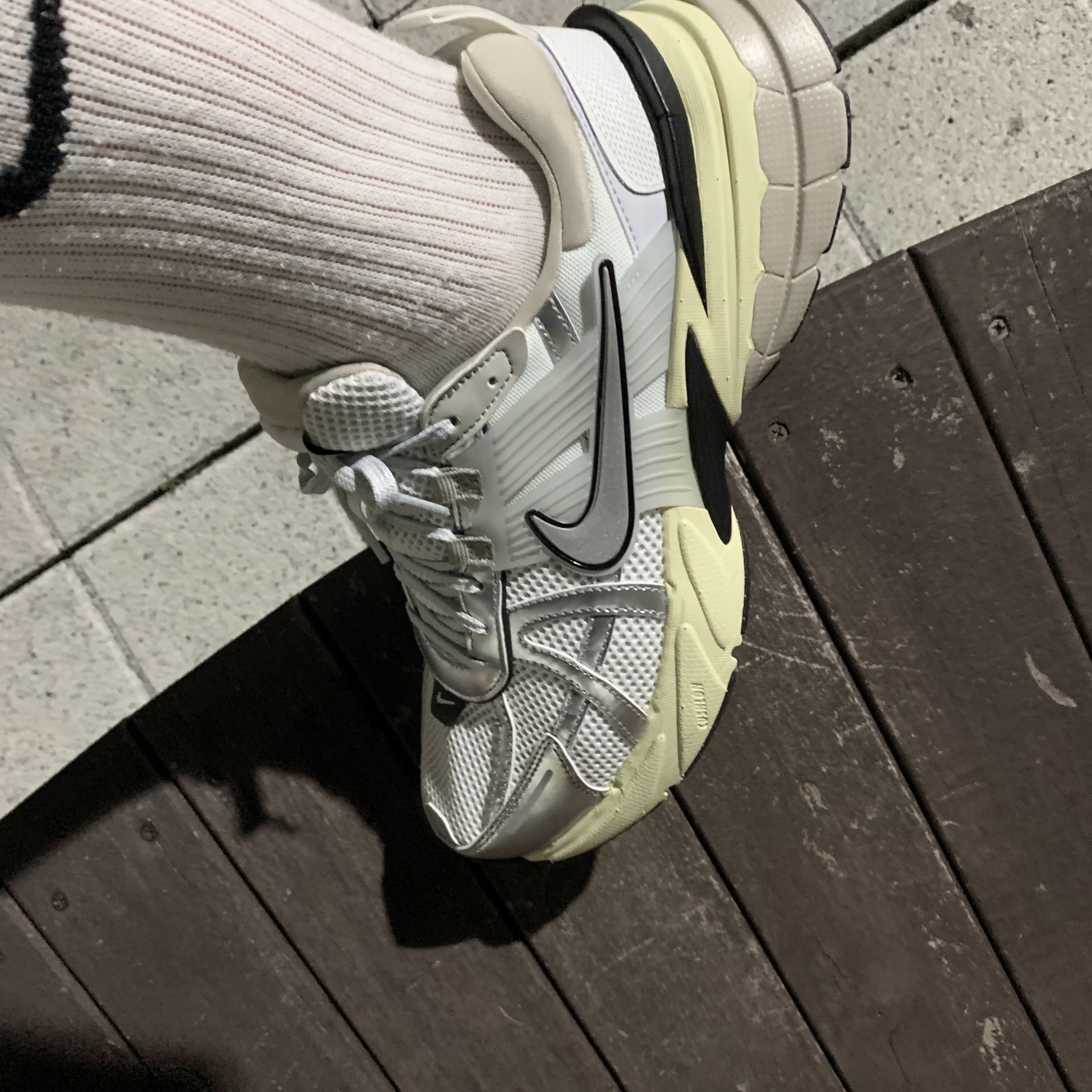 Nike V2K Run Summit White Metallic Silver 착용 스타일 - 1