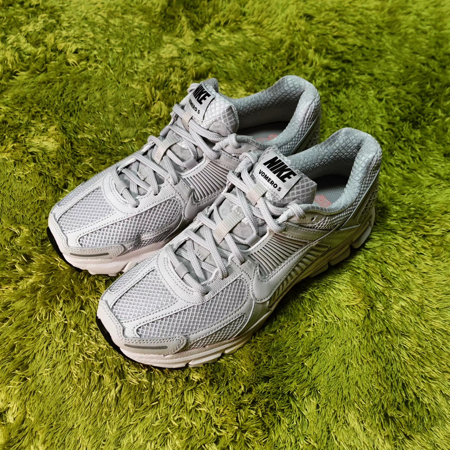 Nike Zoom Vomero 5 SP Vast Grey 2023, Nike Zoom Vomero 5 SP Vast Grey 2019 착용 스타일 - 4