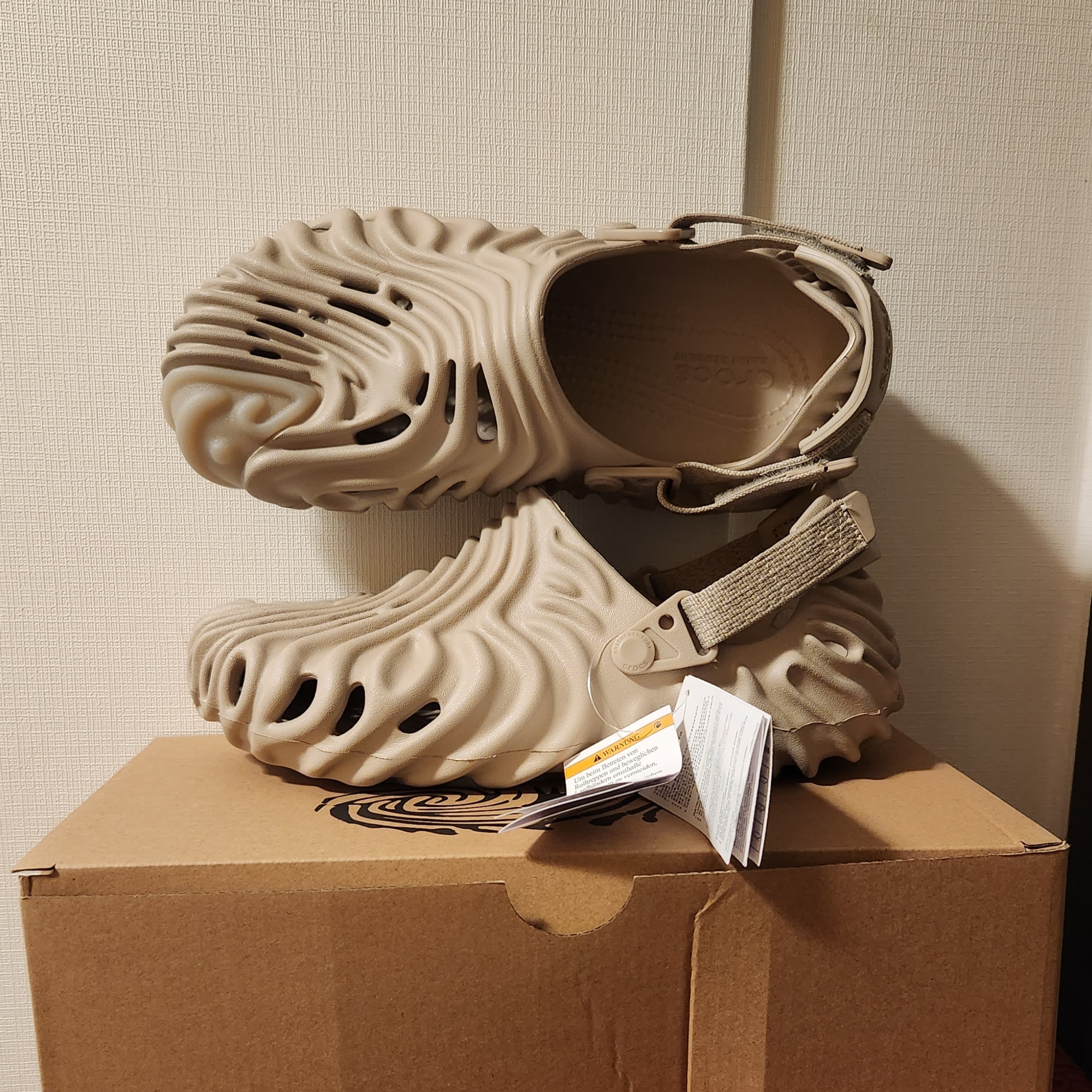 Crocs x Salehe Bembury Pollex Clog Horchata 착용 스타일