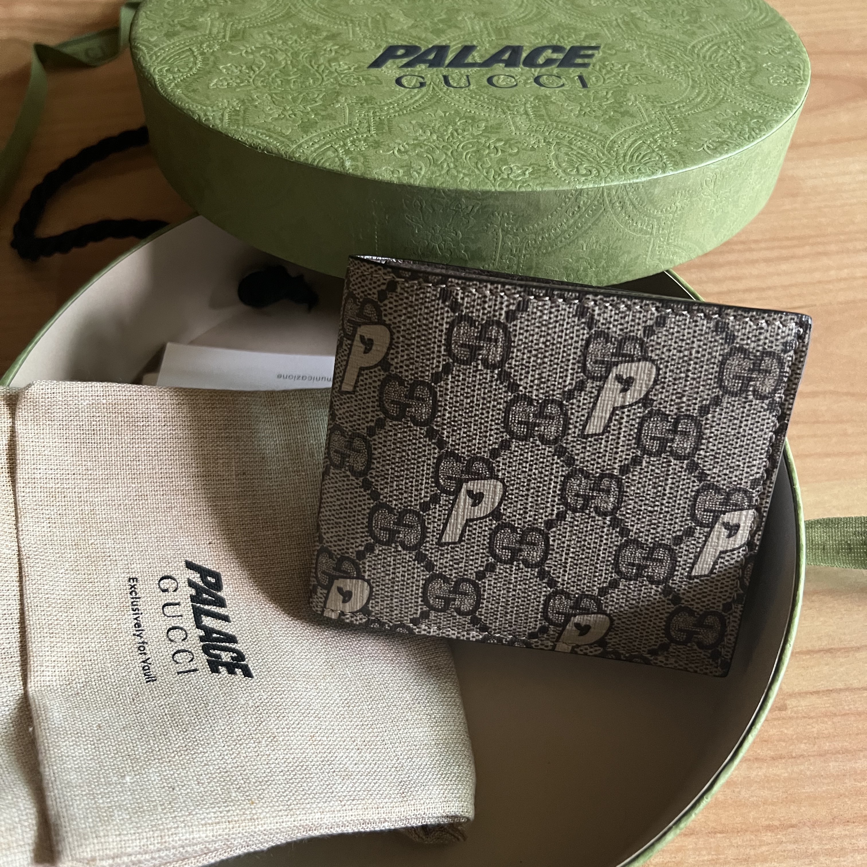 Palace x Gucci GG-P Supreme Bi-Fold Wallet Beige - 22FW 착용 스타일 - 1
