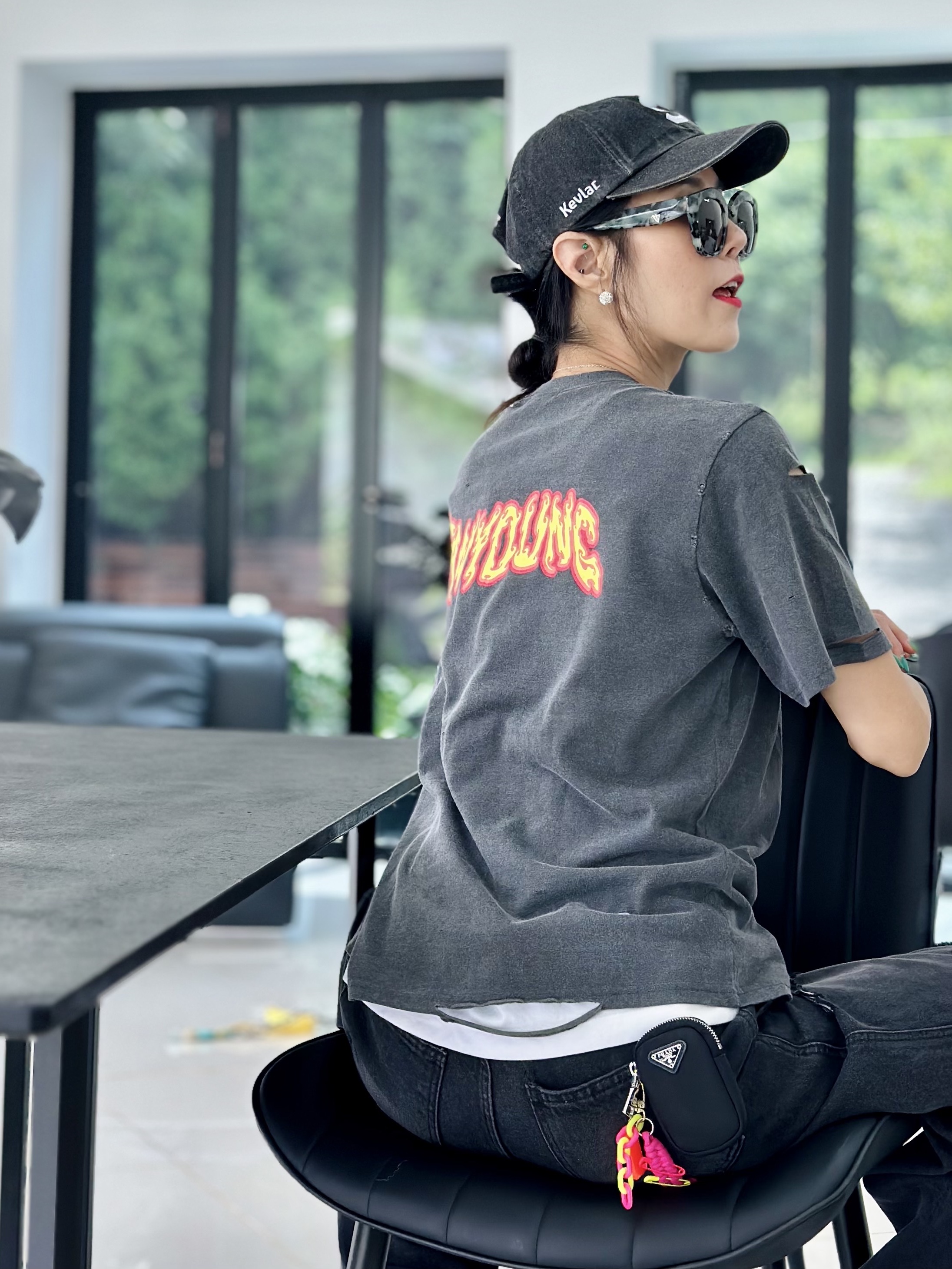 Supreme Kevlar Denim S Logo 6-Panel Black - 22SS, Chanel Large 19 Handbag Goatskin & Gold Black 착용 스타일 - 3