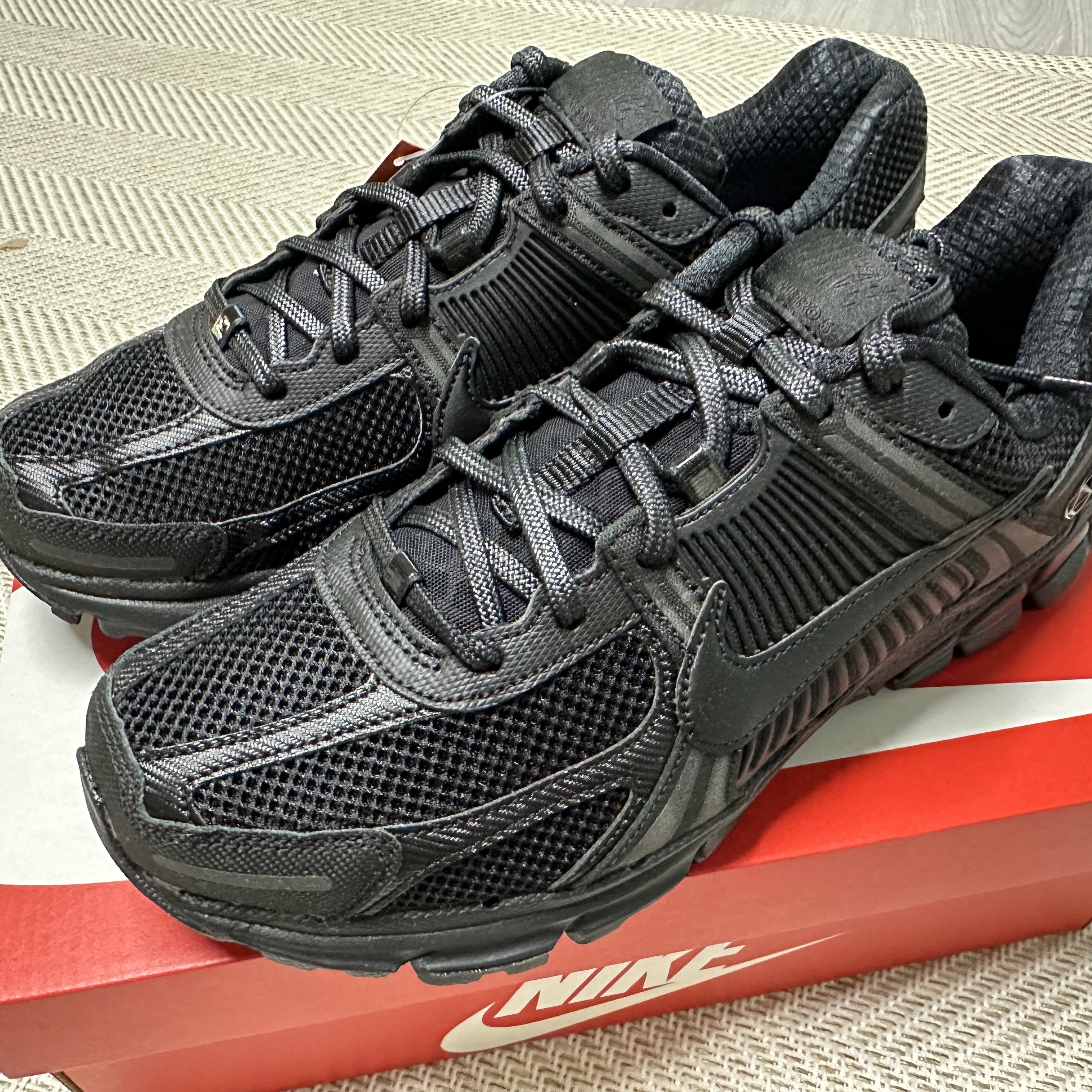 Nike Zoom Vomero 5 SP Black 착용 스타일 - 1