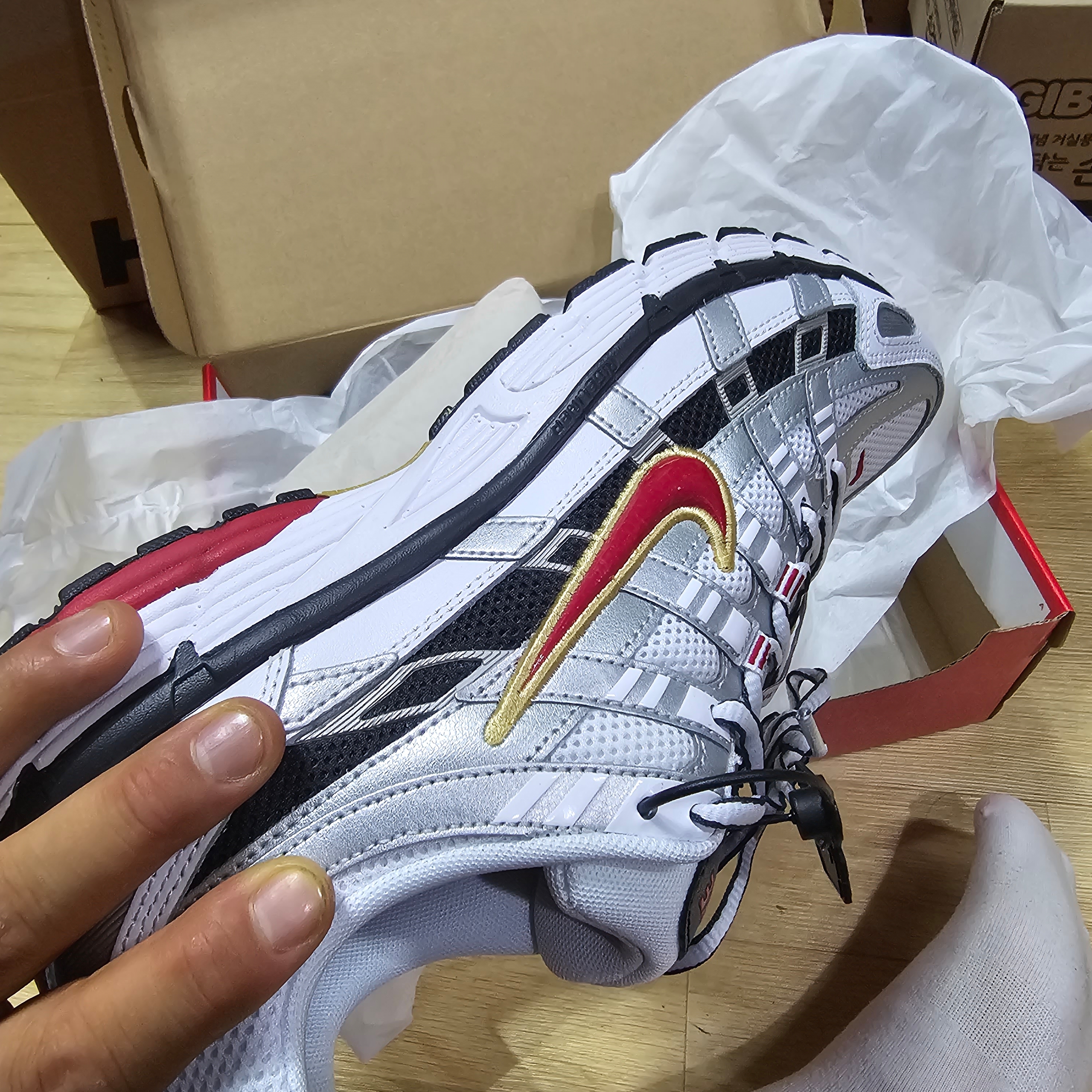 (W) Nike P-6000 Metallic Silver Red 착용 스타일 - 3