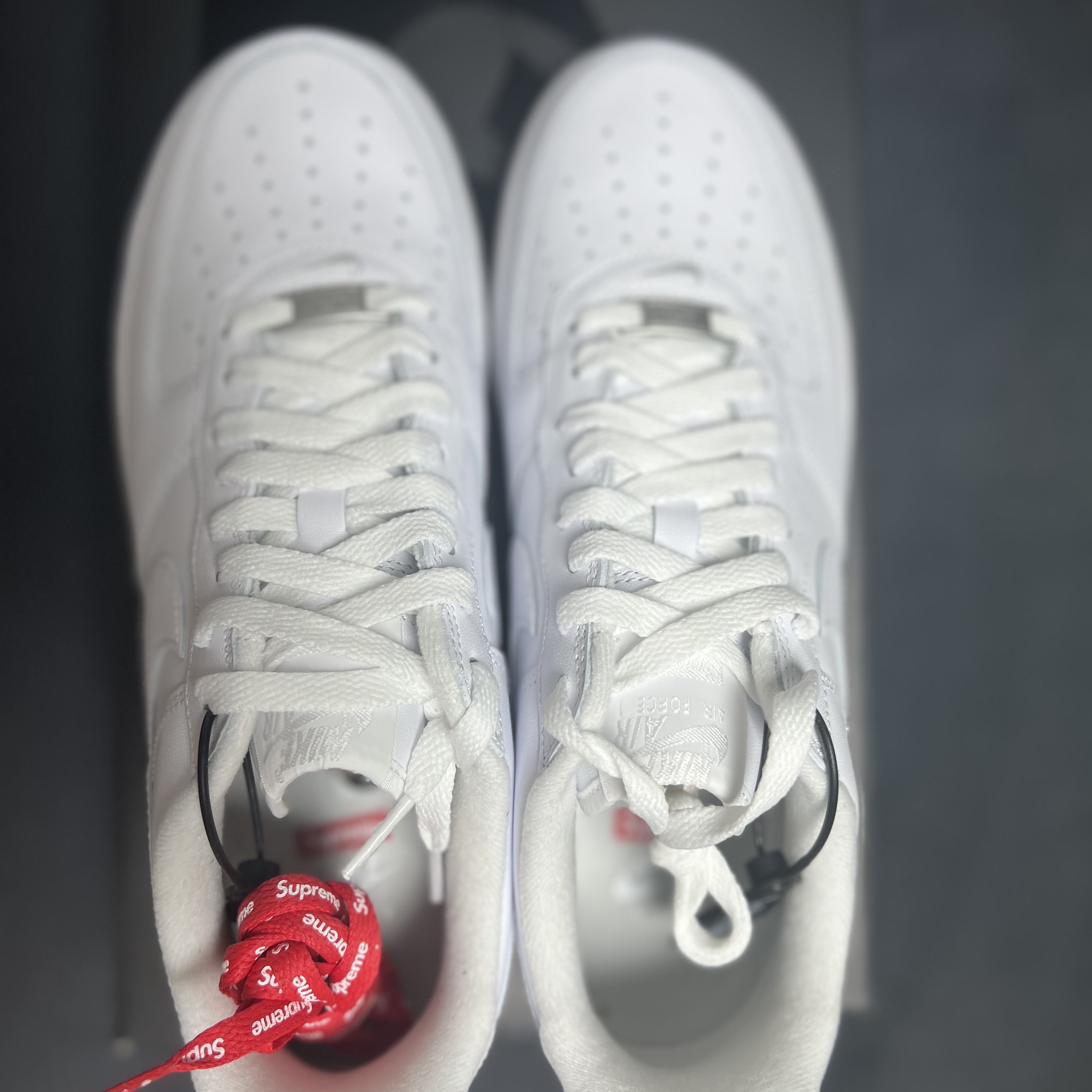 Nike x Supreme Air Force 1 Low White 착용 스타일 - 1