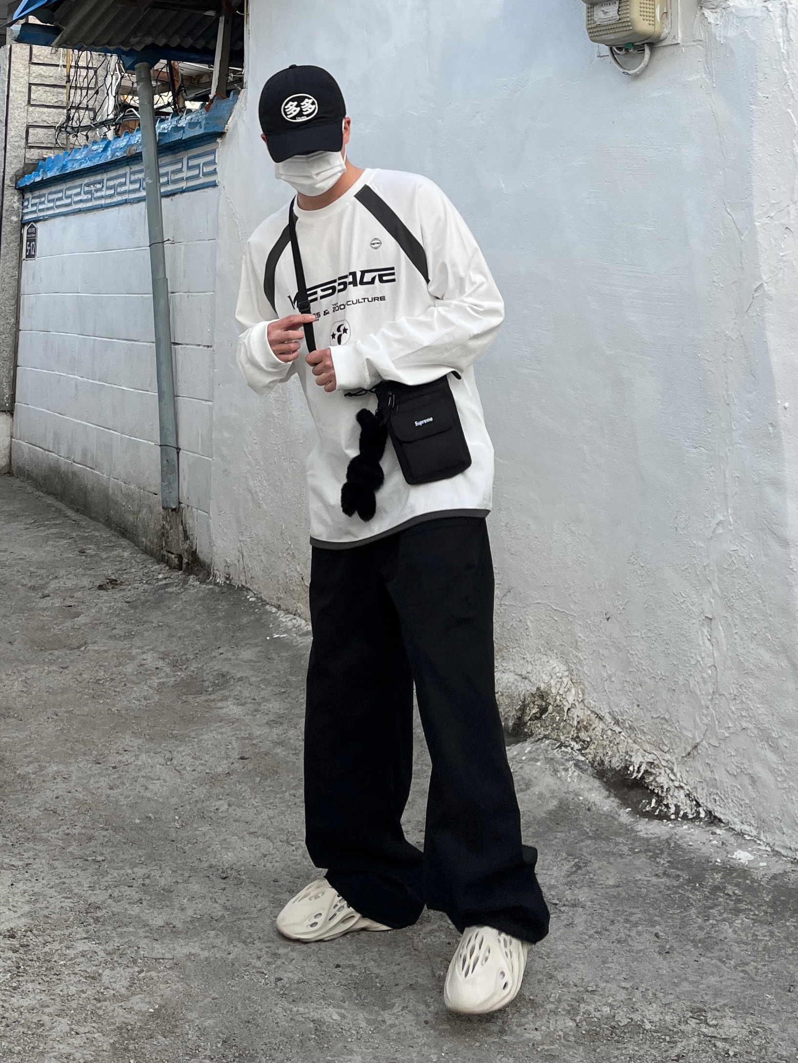Adidas Yeezy Foam RNNR Sand, Supreme Shoulder Bag Black - 19FW 착용 스타일 - 4