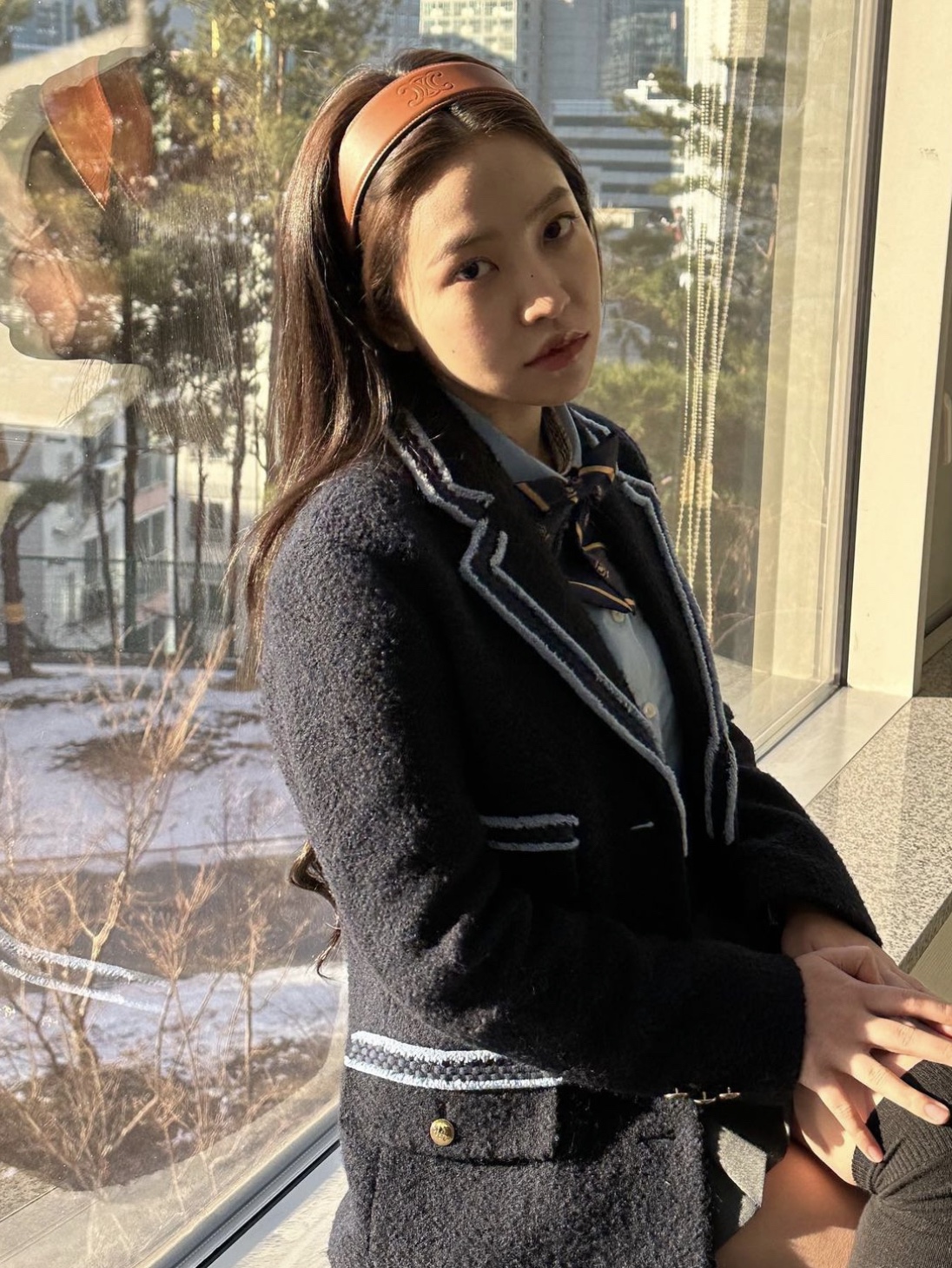 (W) Celine Calfskin Leather Cuir Triomphe Headband Tan 착용 스타일