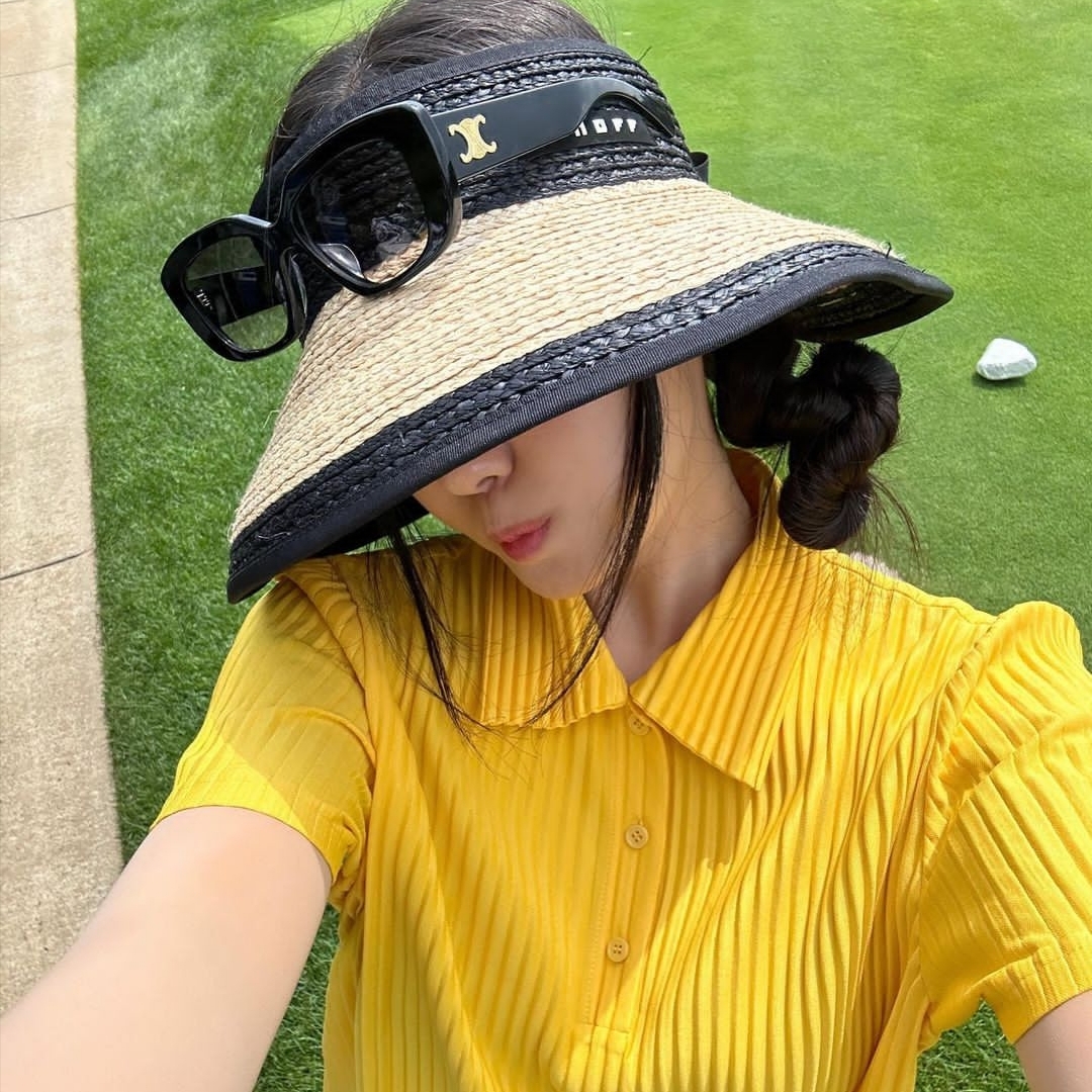 (W) Celine Triomphe 04 Sunglasses in Acetate Black 착용 스타일 - 1
