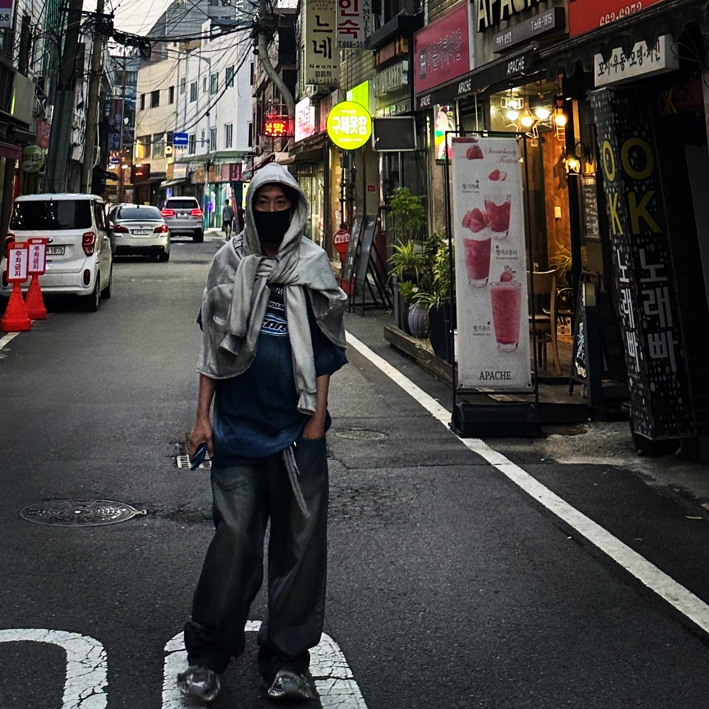 Project G/R Coated Backward Denim Pants Blue, Balenciaga 3XL Sneakers Light Beige 착용 스타일