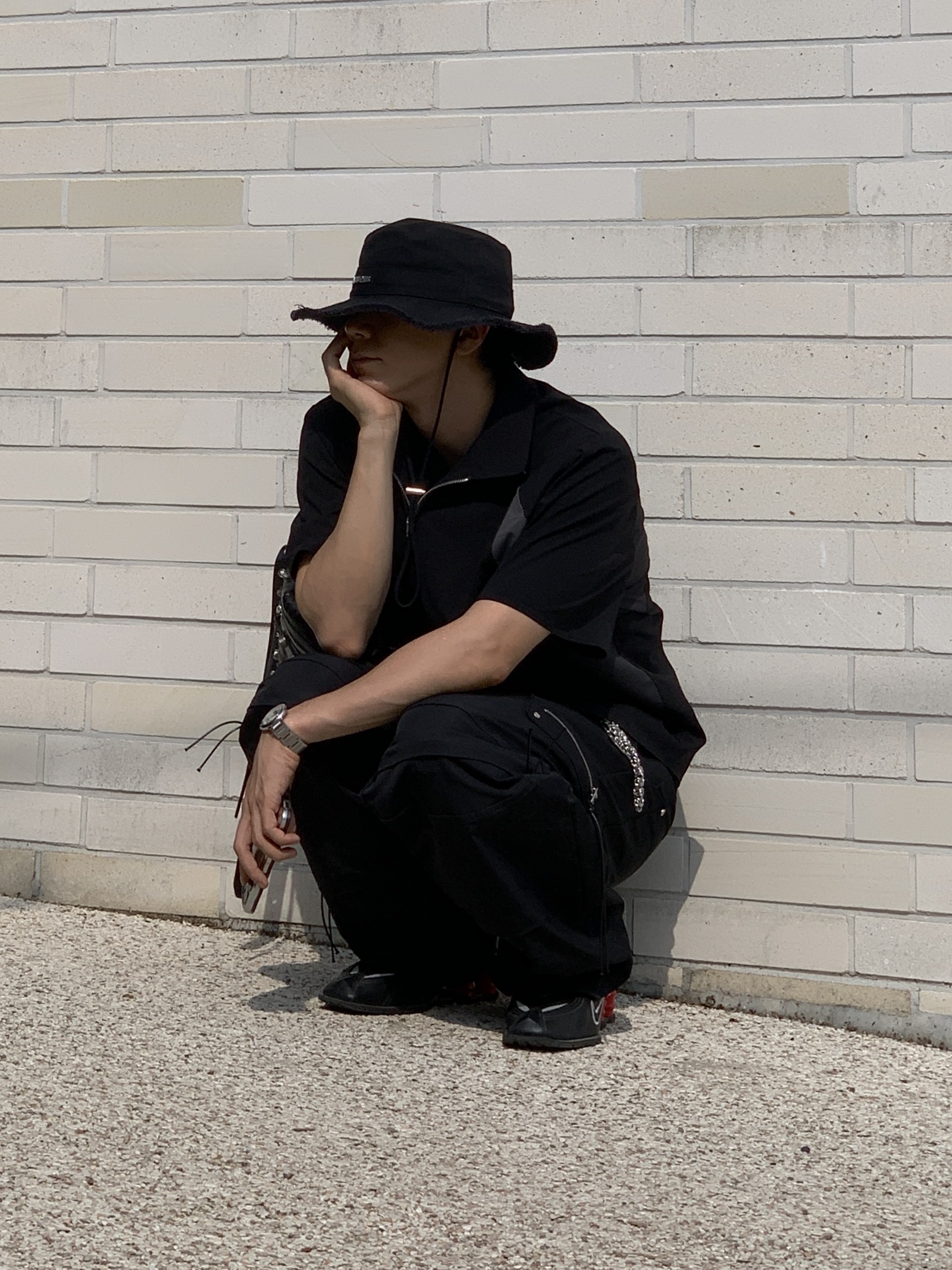 Jacquemus Le Bob Artichaut Bucket Hat Black, Nike x Martine Rose Shox MR4 Black 착용 스타일 - 2