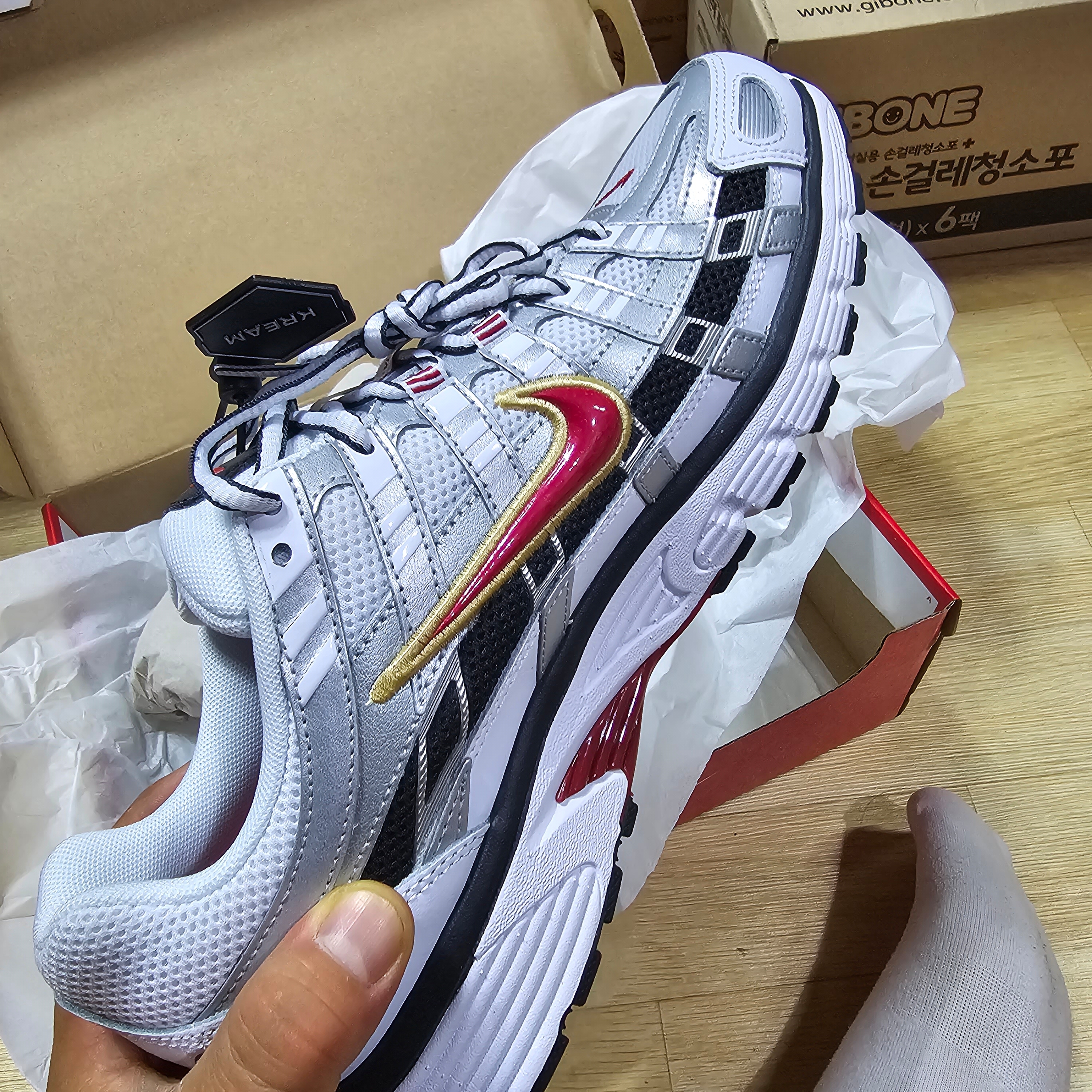 (W) Nike P-6000 Metallic Silver Red 착용 스타일 - 4