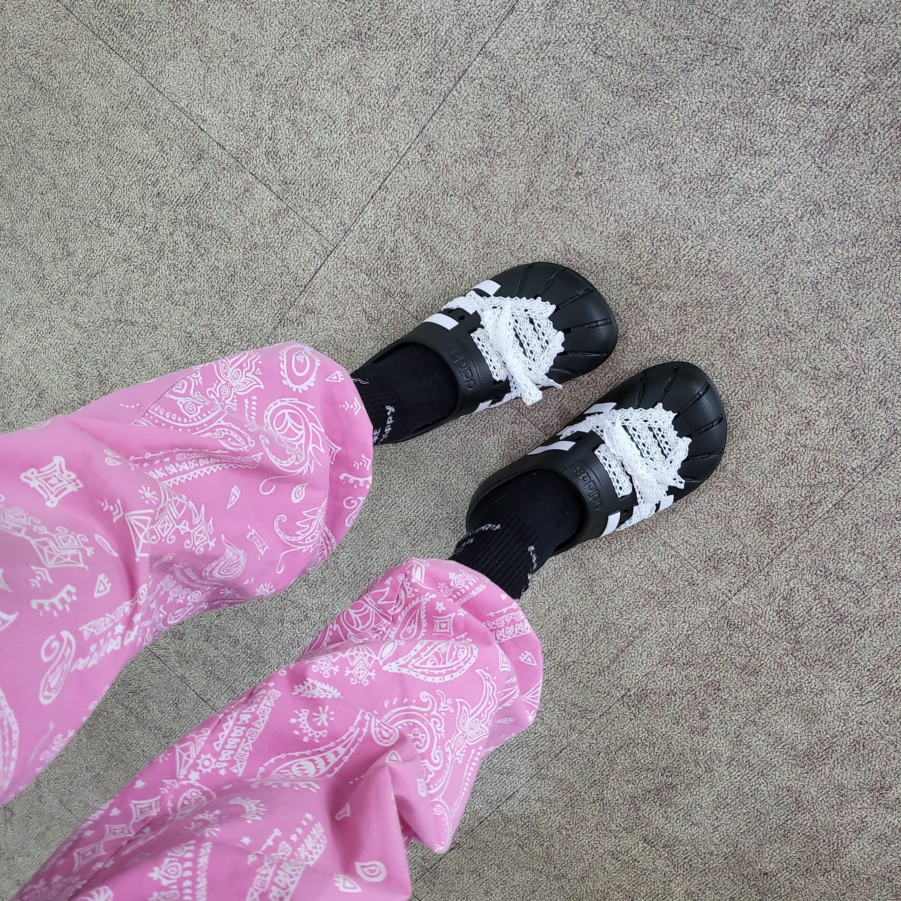 Adidas Adilette Clog Black White 착용 스타일