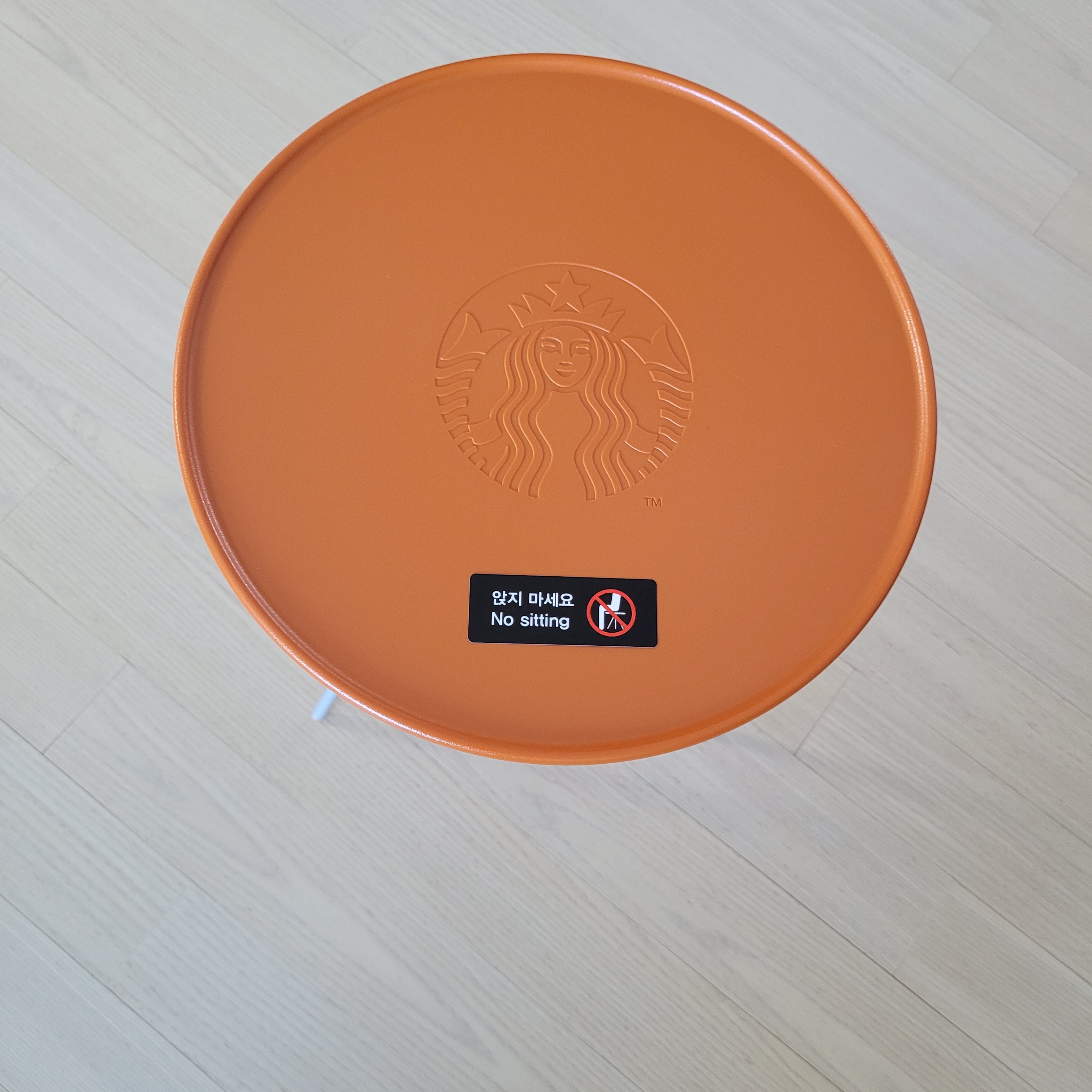 Starbucks x Helinox Side Table Brick Orange 착용 스타일 - 2