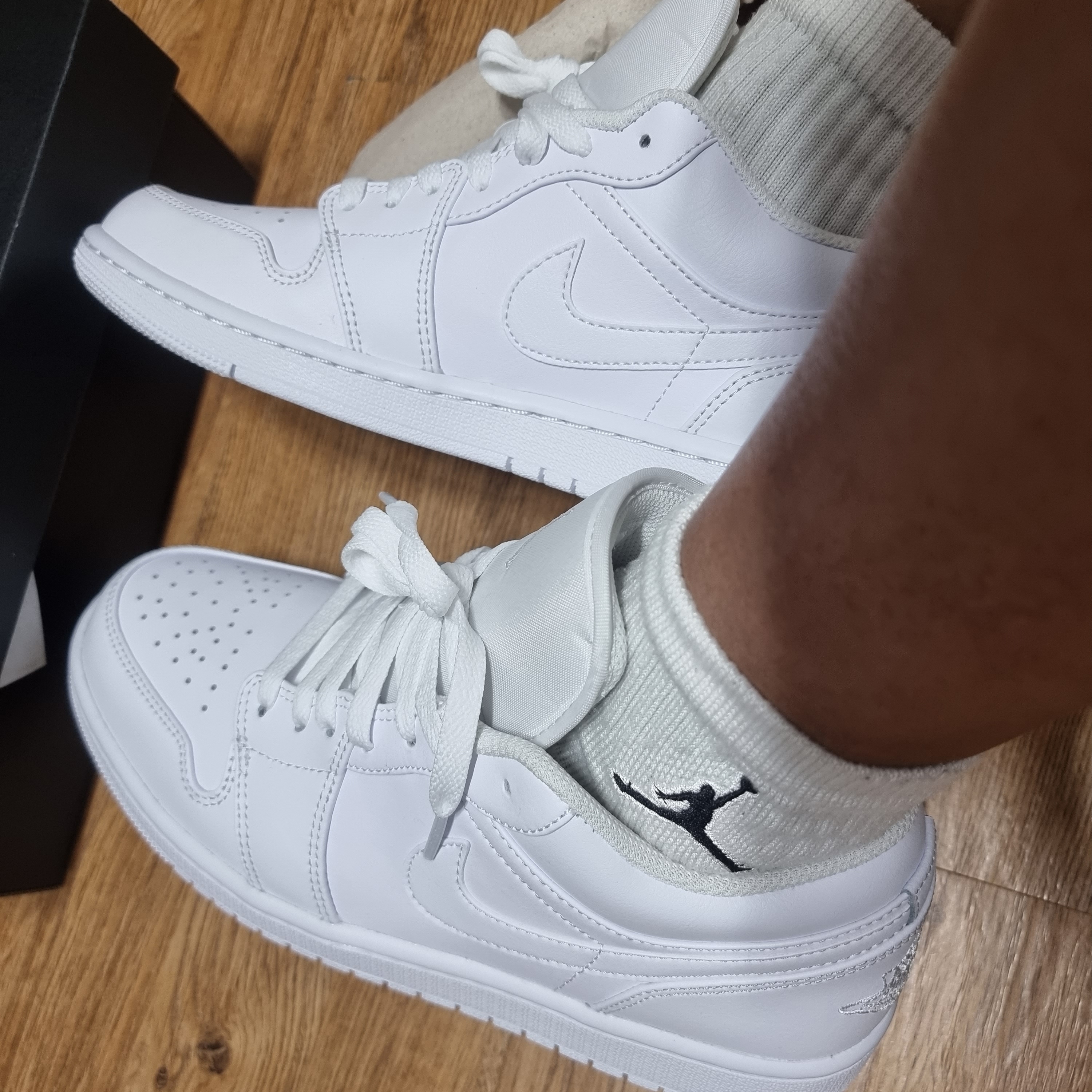 Jordan 1 Low Triple White 착용 스타일 - 3