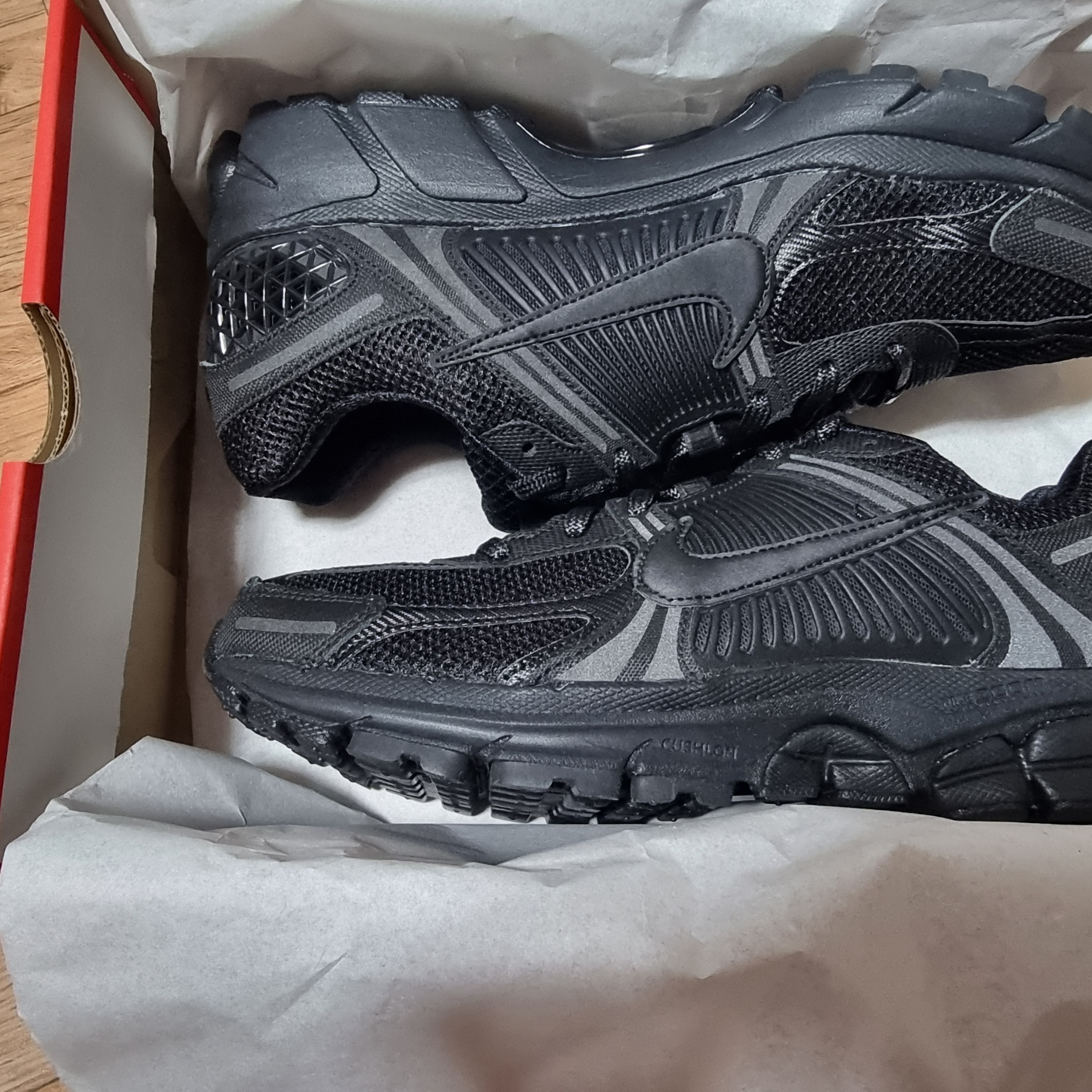 Nike Zoom Vomero 5 SP Black 착용 스타일 - 2