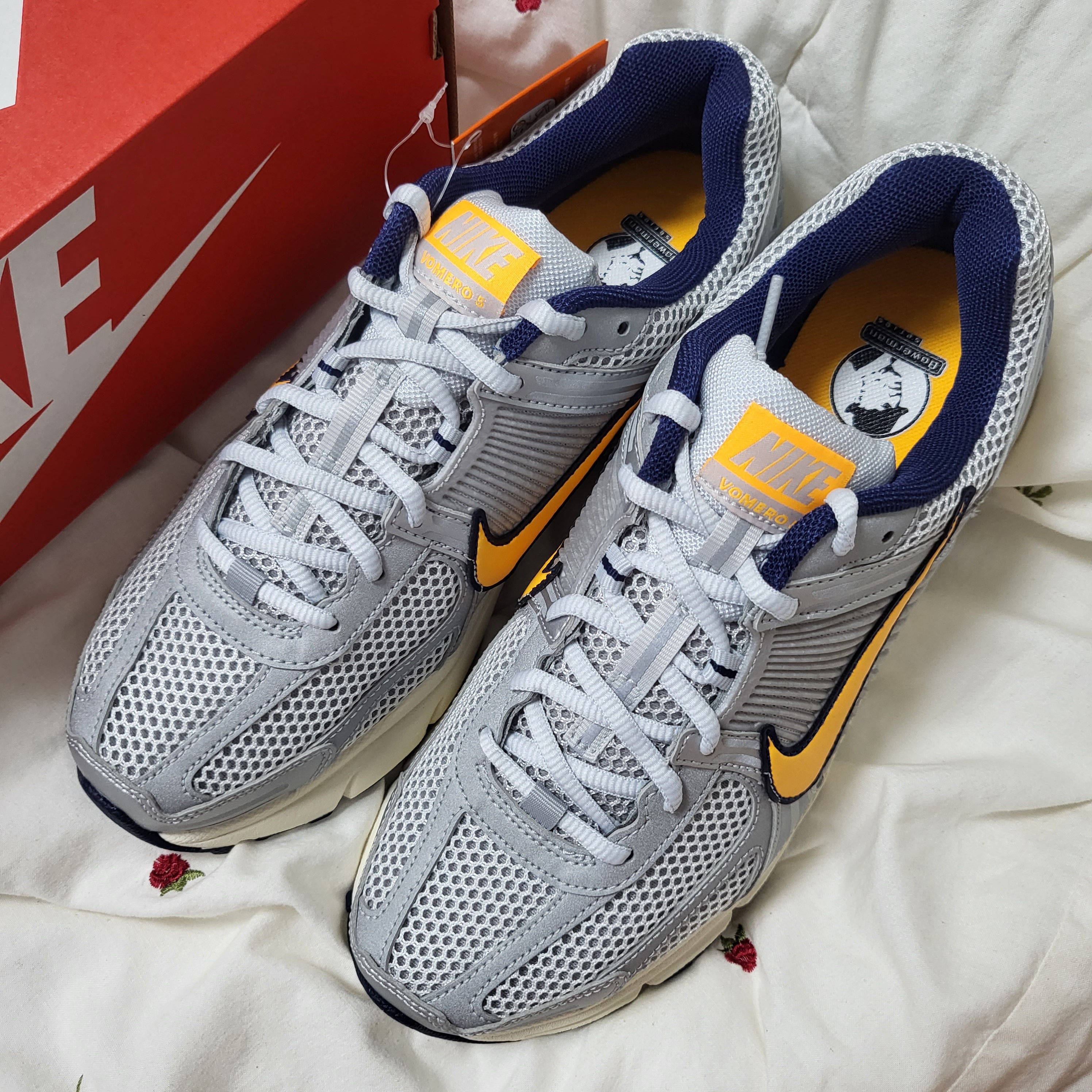 Nike Zoom Vomero 5 Pure Platinum and Laser Orange 착용 스타일 - 2