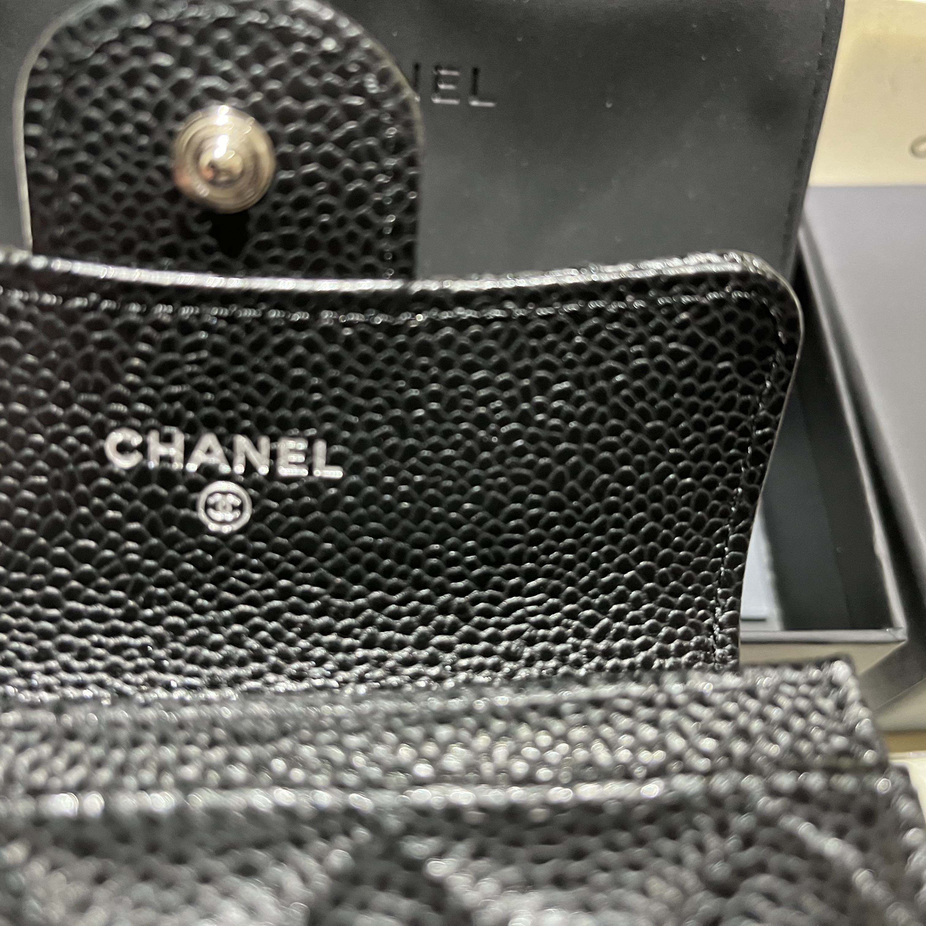 Chanel Classic Card Holder Grained Calfskin & Silver Black 착용 스타일 - 3