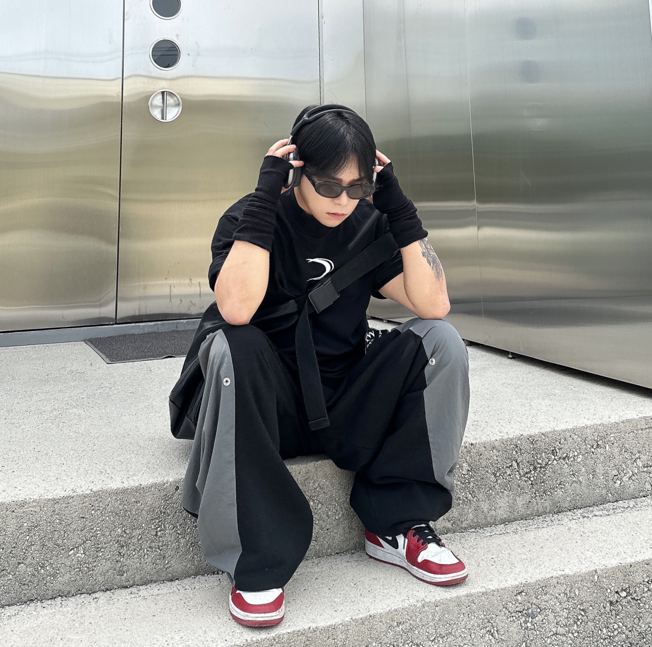Jordan 1 Mid Chicago 2020, Apple AirPods Max Lightning Space Gray (Korean Ver.) 착용 스타일 - 5