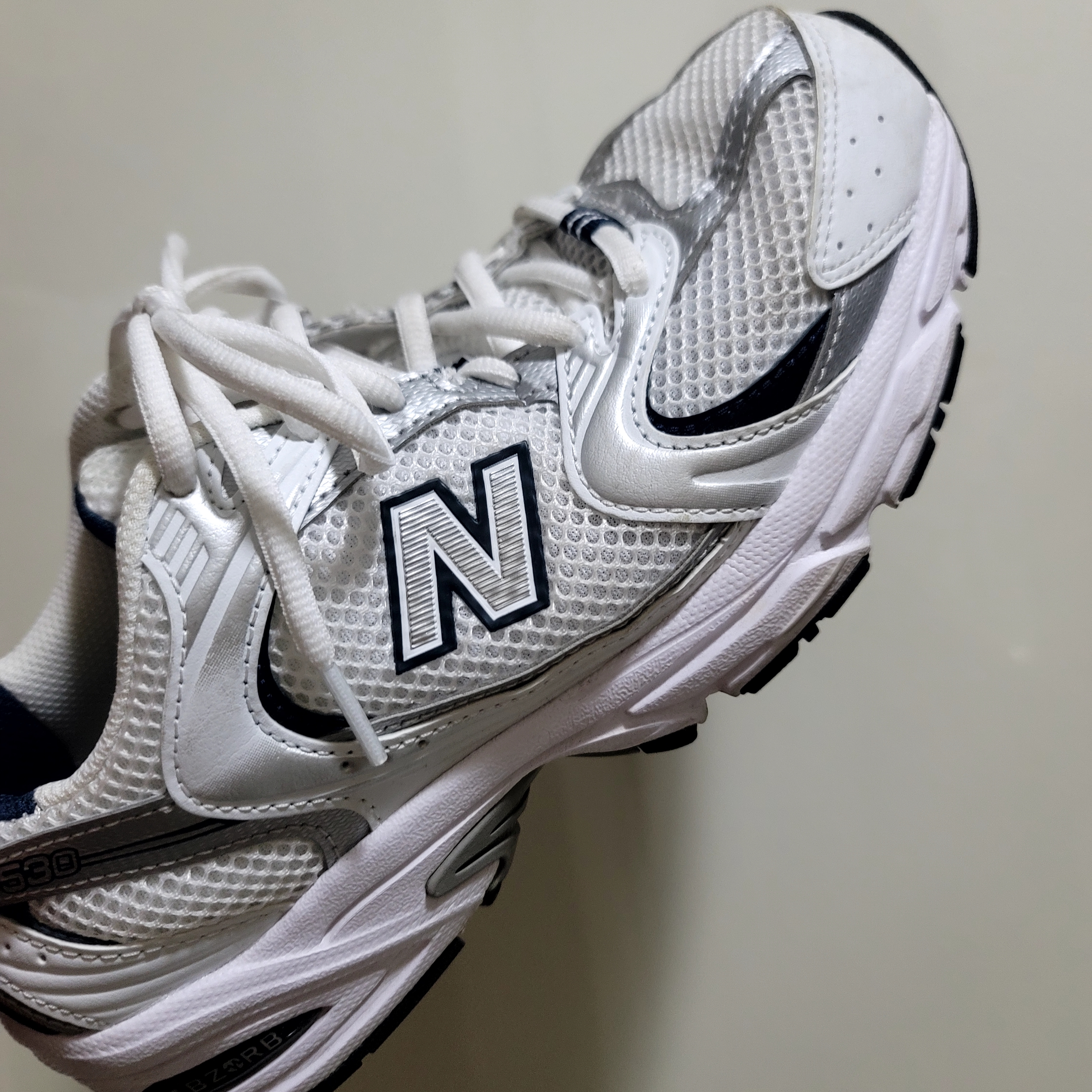 New Balance 530 White 착용 스타일