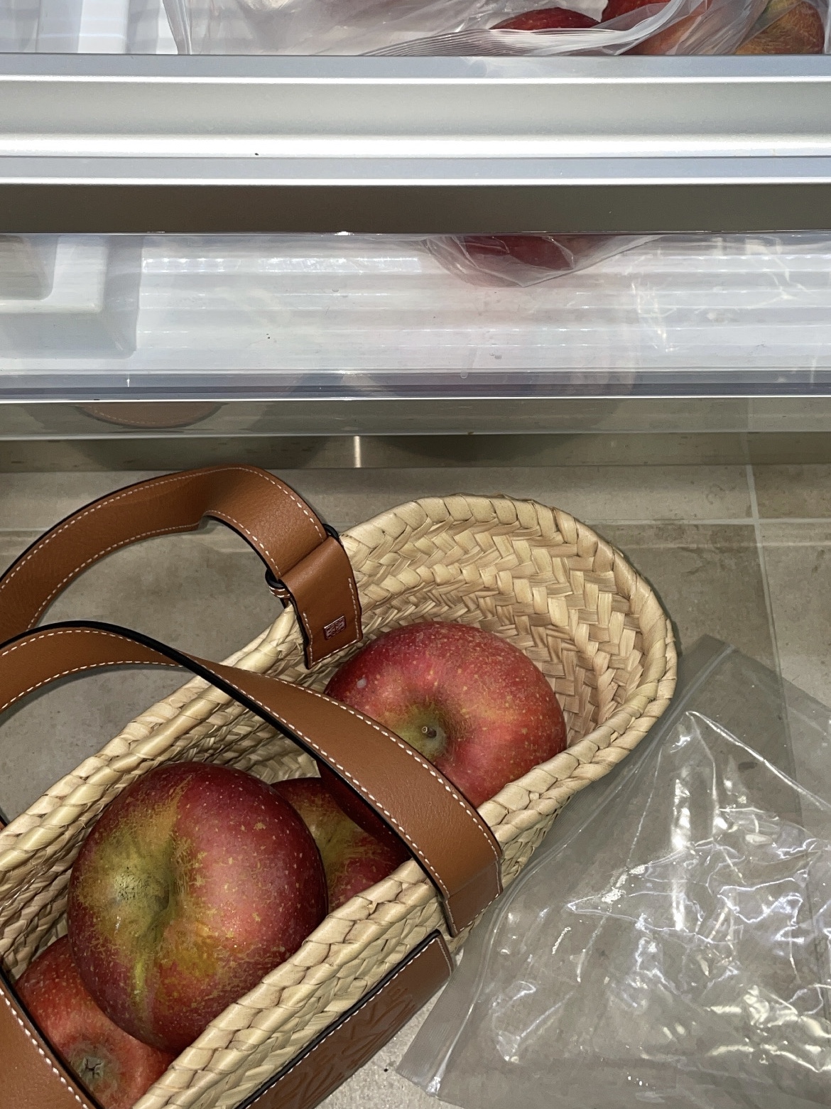 Loewe Basket Bag in Palm Leaf and Calfskin Natural Tan 착용 스타일 - 1