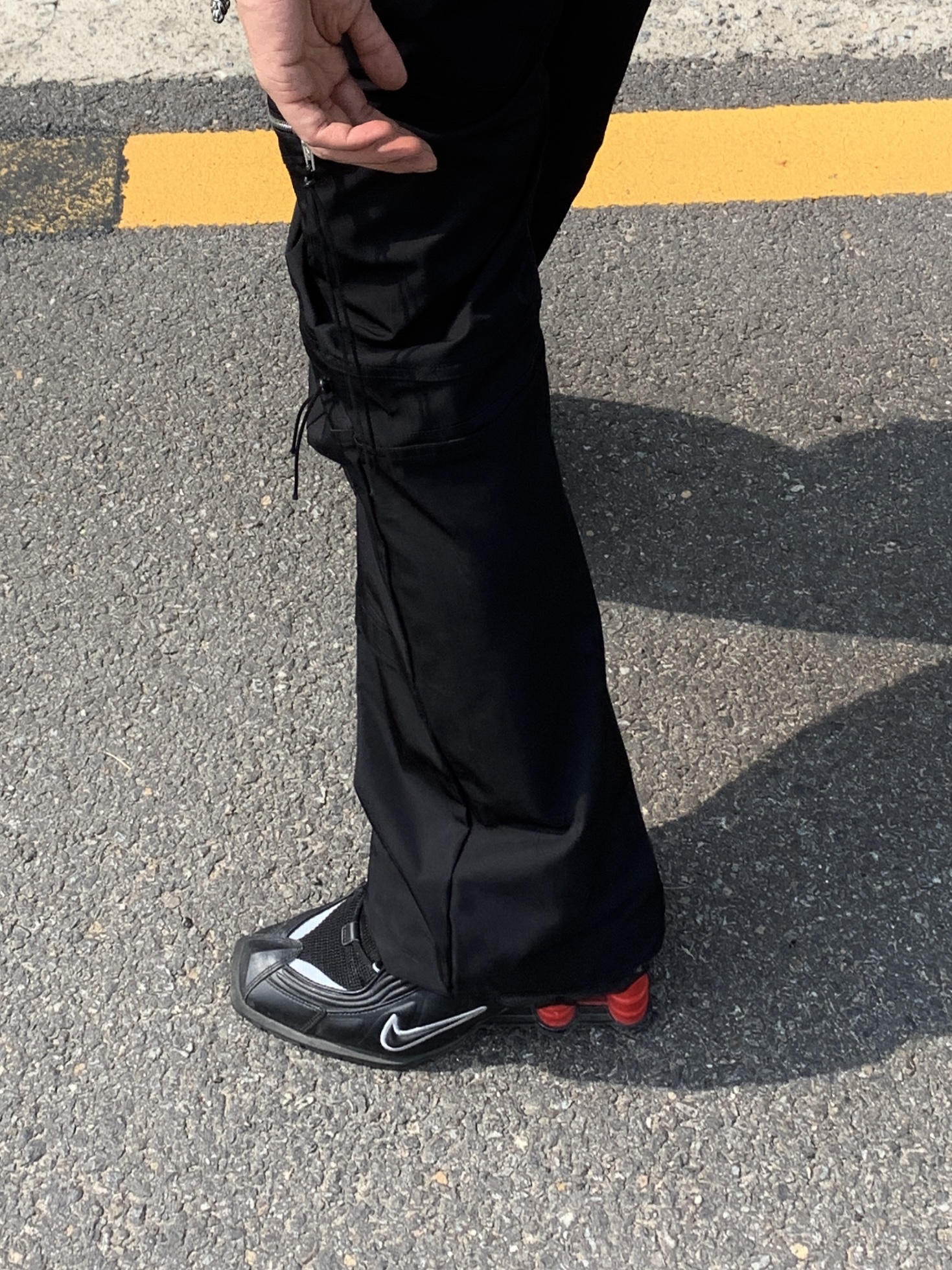 Jacquemus Le Bob Artichaut Bucket Hat Black, Nike x Martine Rose Shox MR4 Black 착용 스타일 - 3