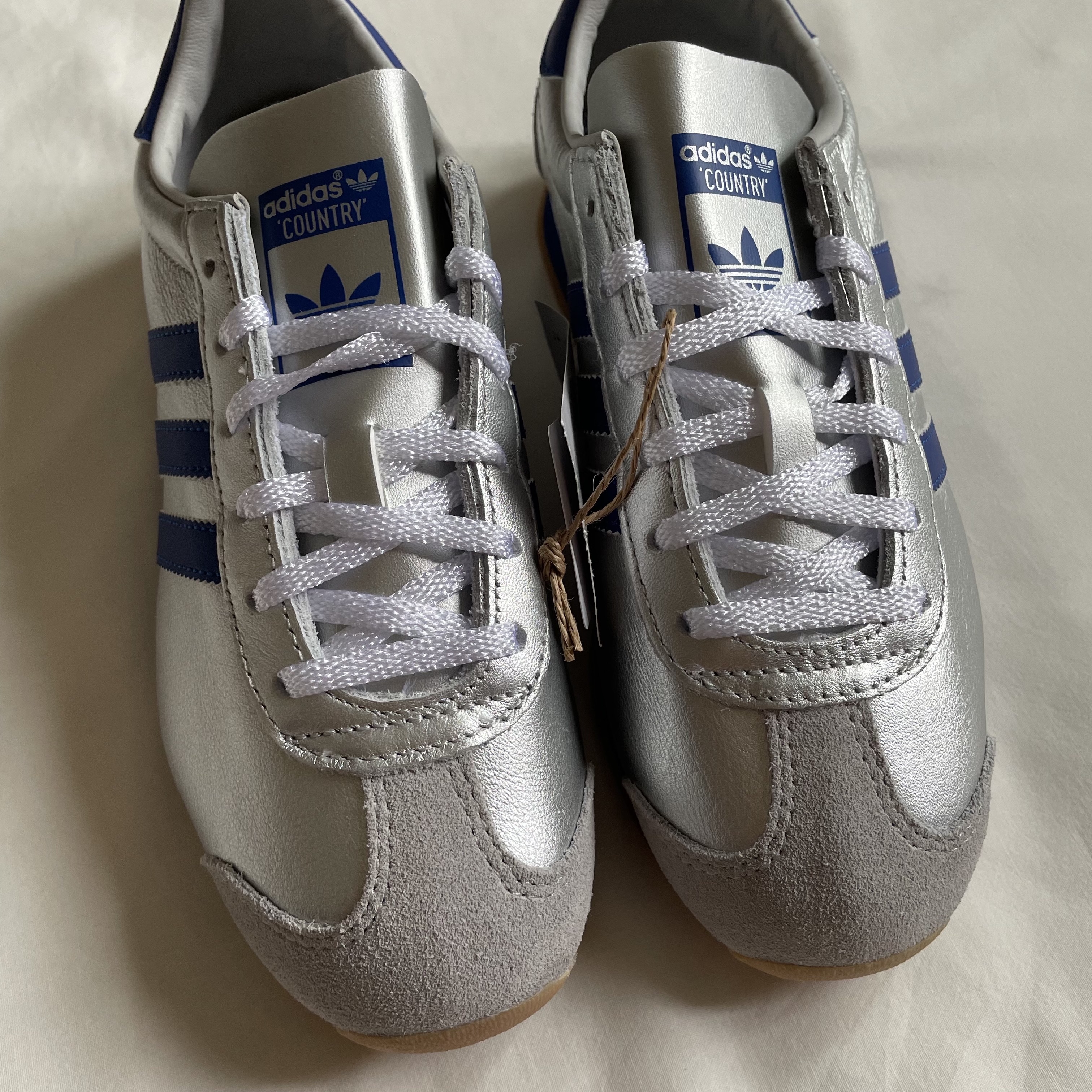 Adidas Country OG Matte Silver Bright Blue 착용 스타일