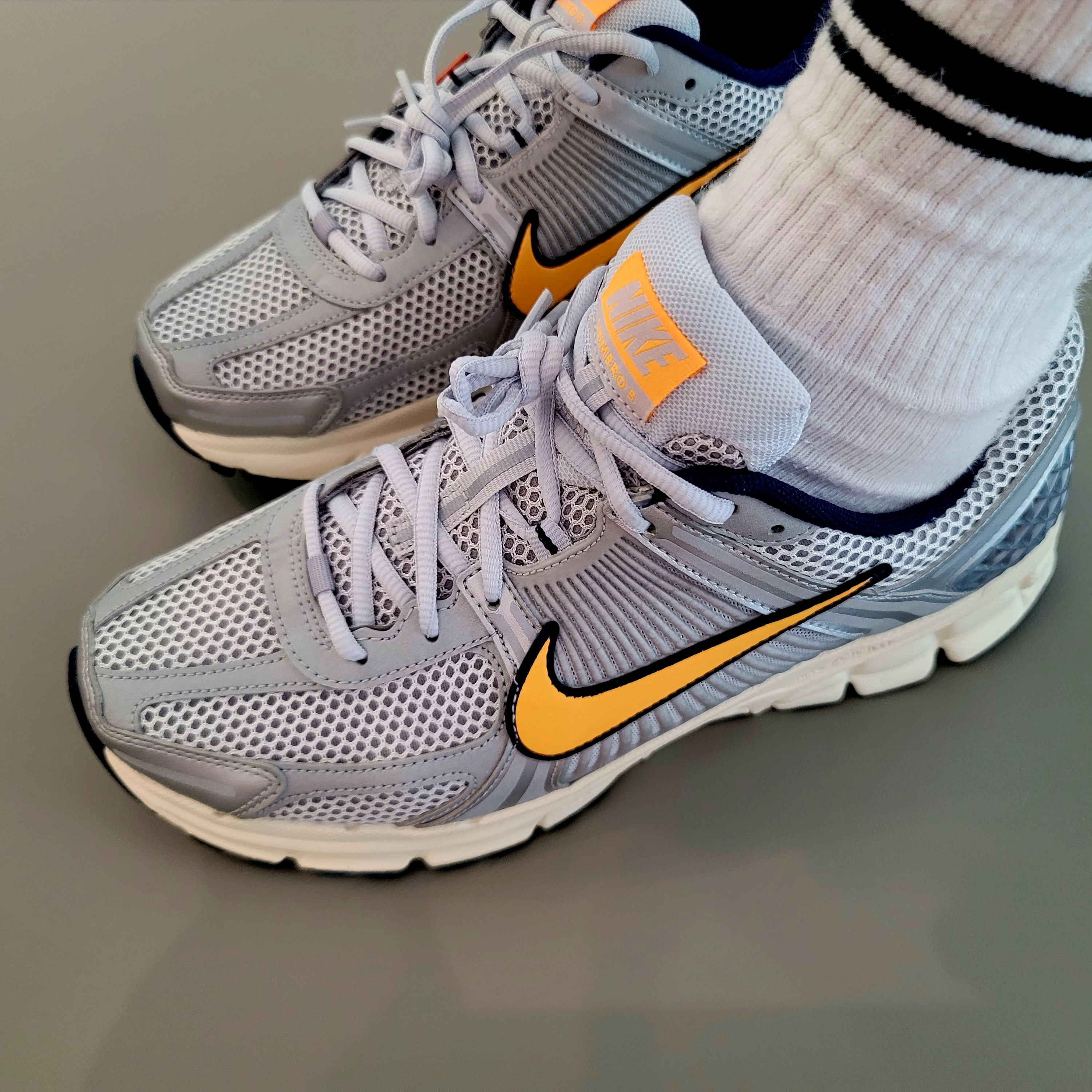 Nike Zoom Vomero 5 Pure Platinum and Laser Orange 착용 스타일