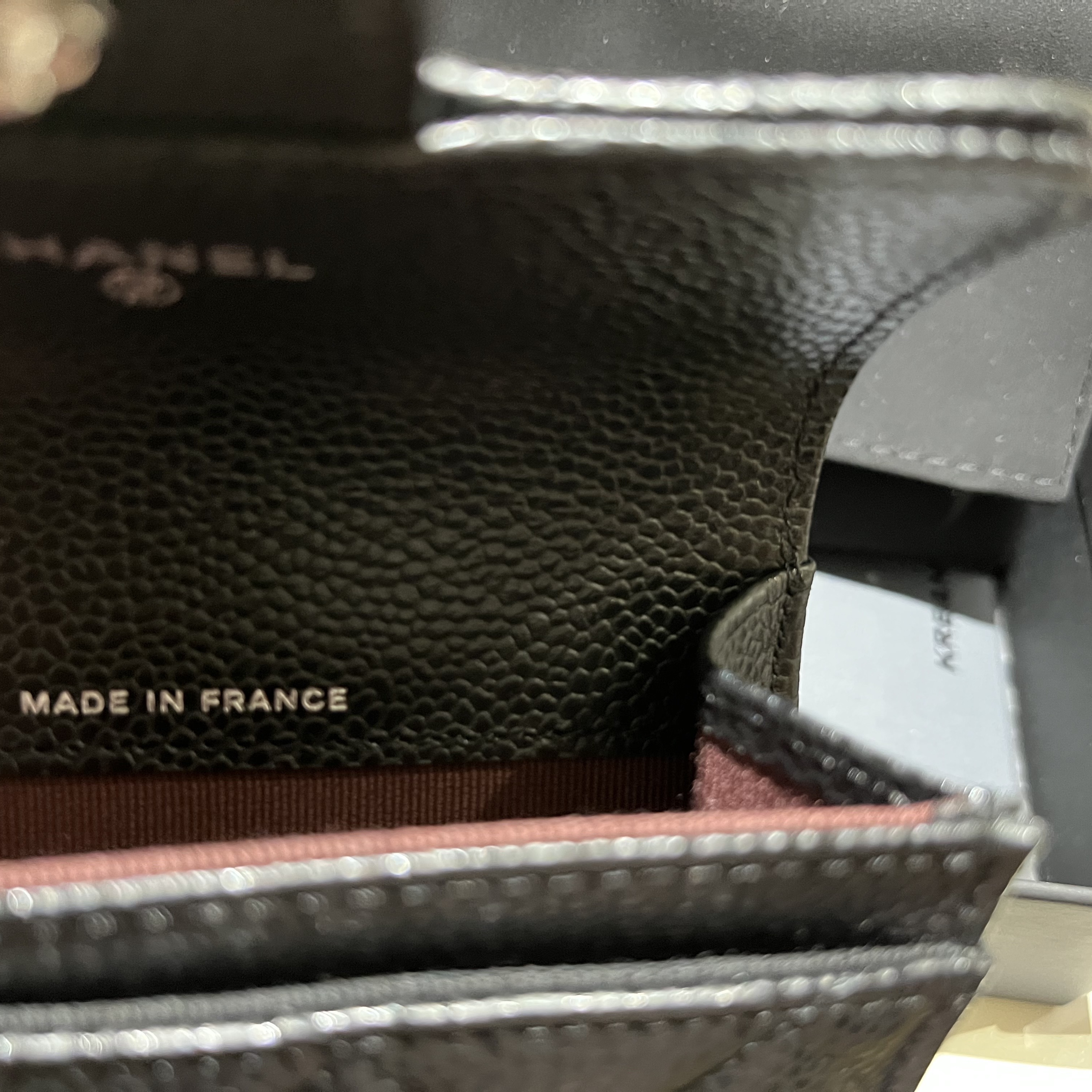 Chanel Classic Card Holder Grained Calfskin & Silver Black 착용 스타일 - 2
