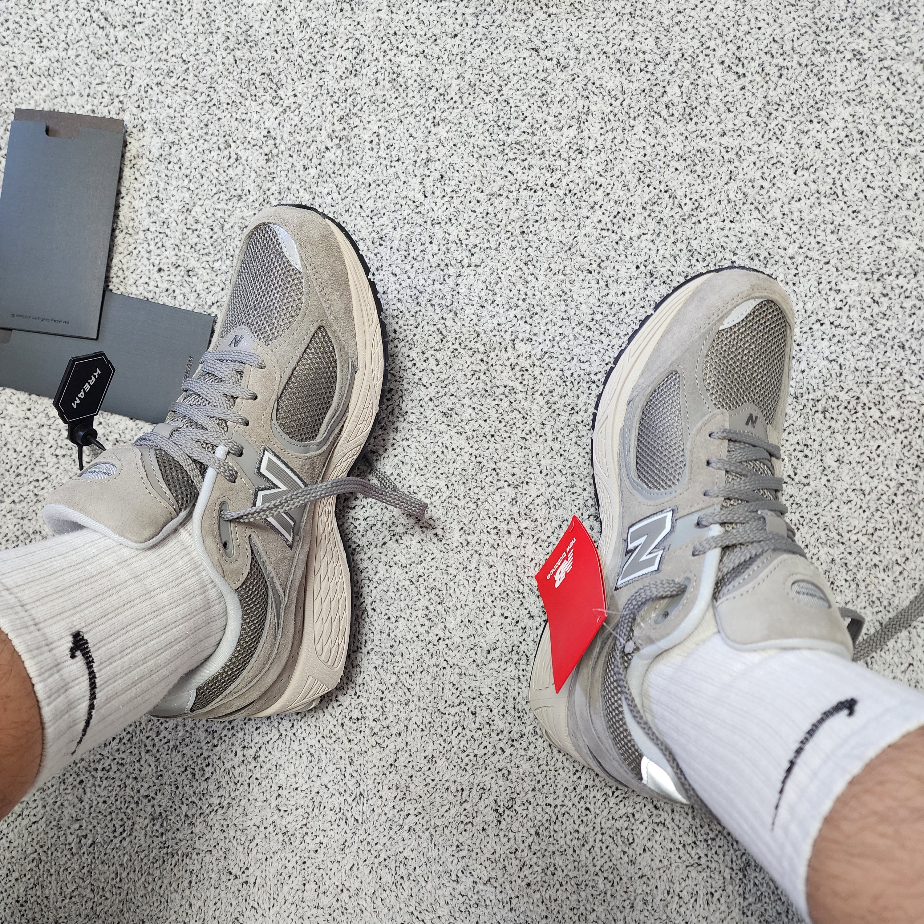 New Balance 2002R Grey 착용 스타일 - 2