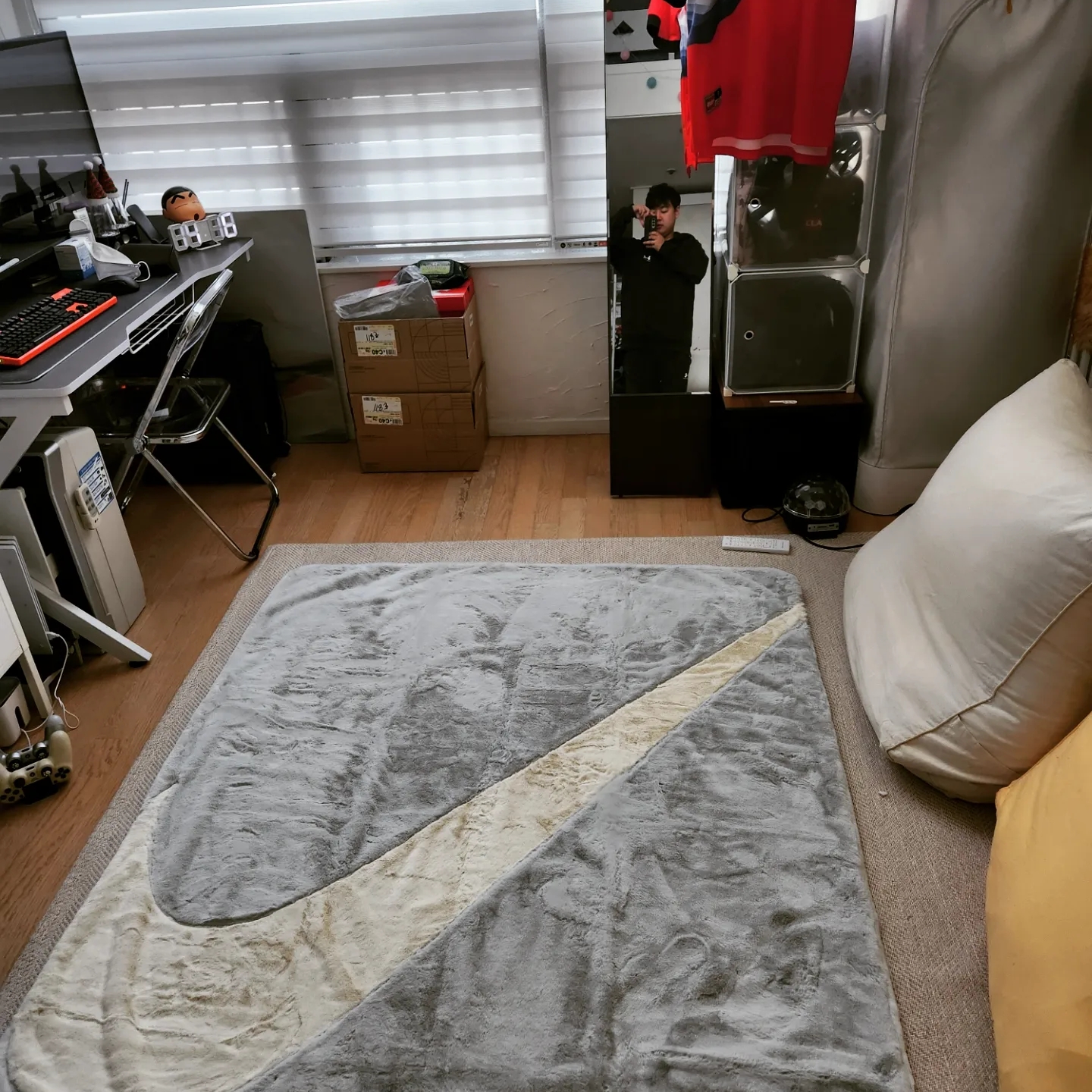 Nike NSW Faux Fur Blanket Photon Dust Cashmere 착용 스타일 - 1