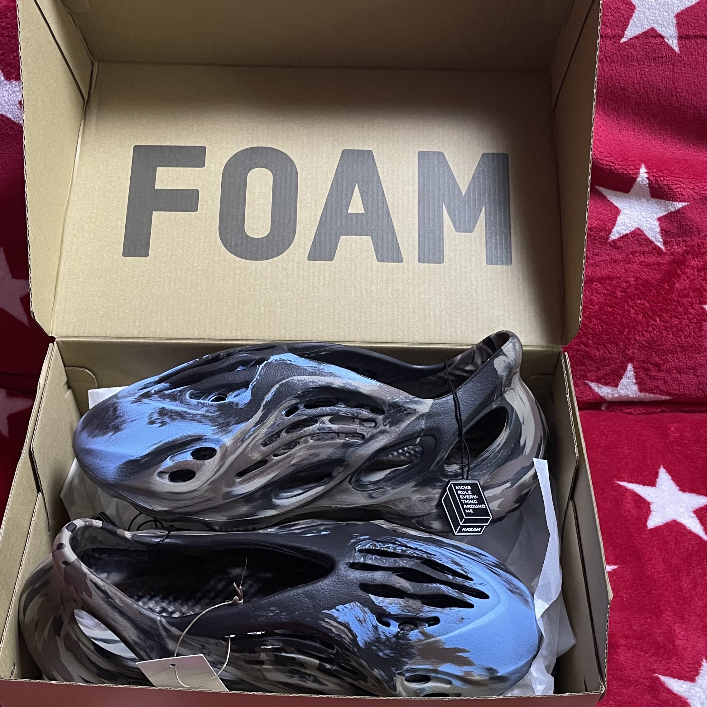 Adidas Yeezy Foam RNNR MX Cinder 착용 스타일 - 2
