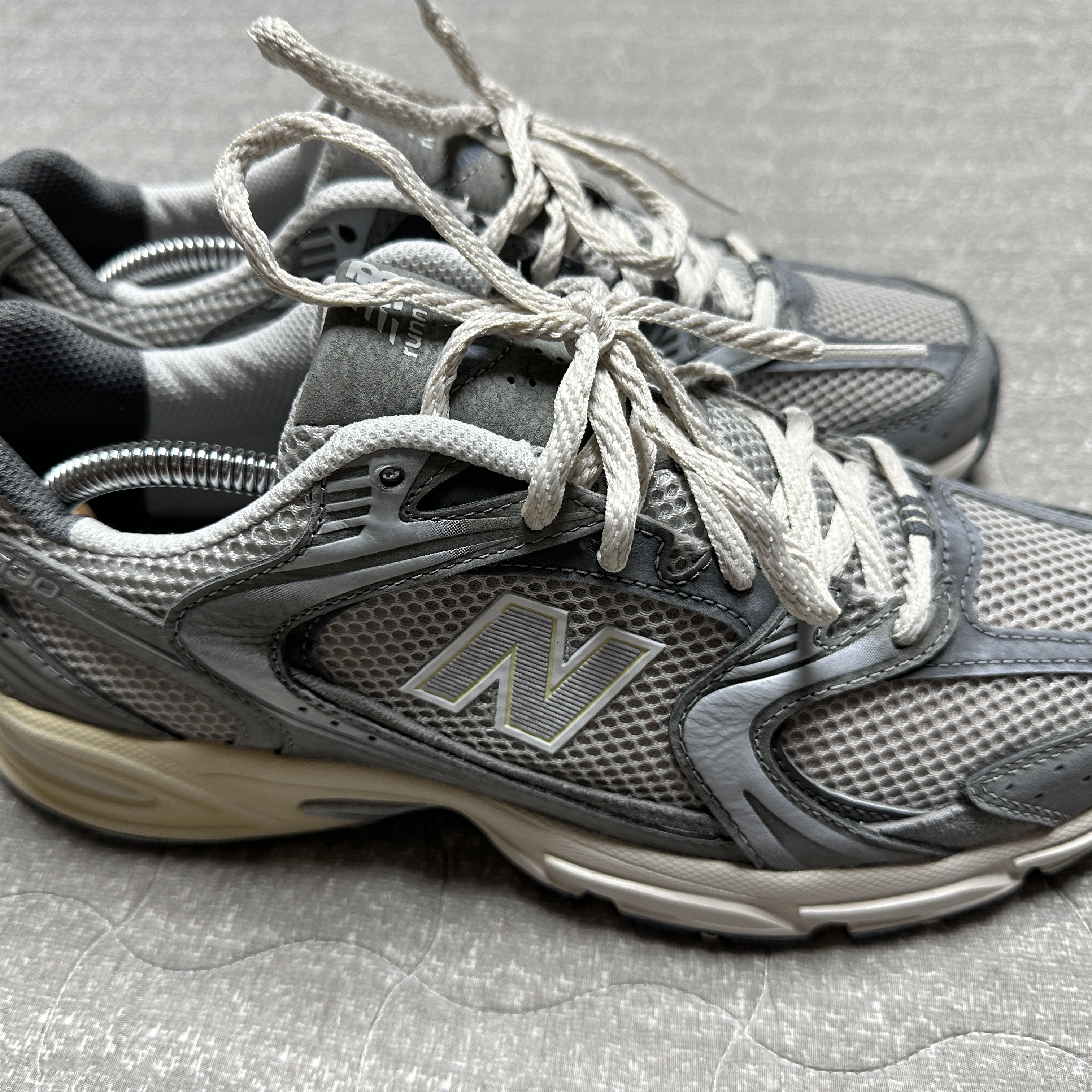 New Balance 530 Premium Vintage Grey Matter 착용 스타일