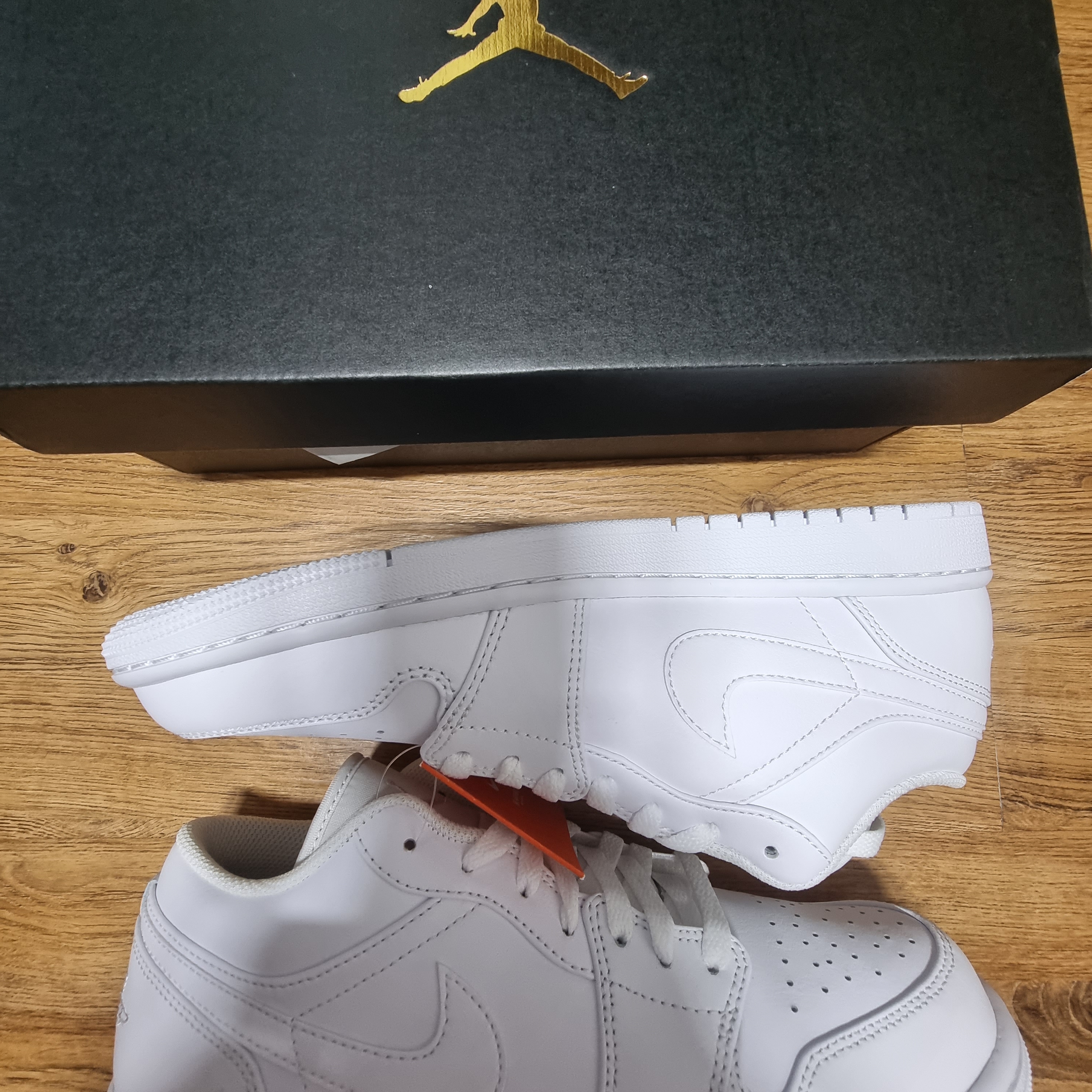 Jordan 1 Low Triple White 착용 스타일 - 1
