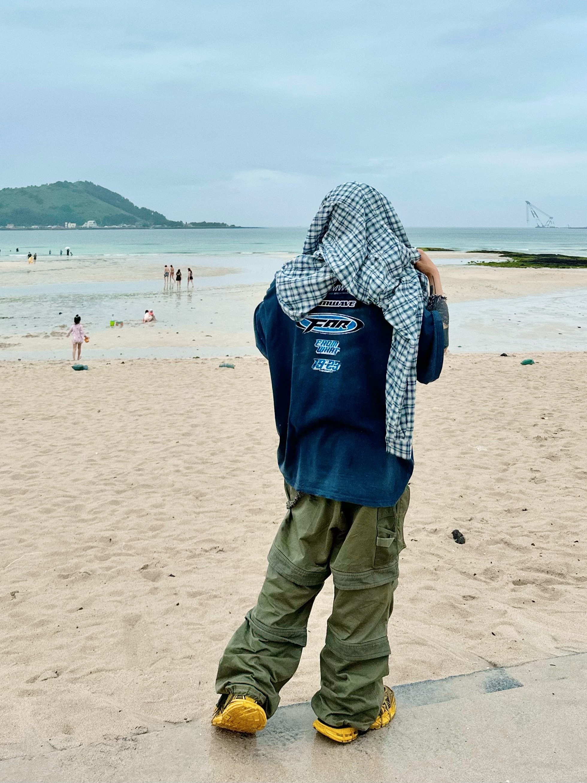 Farfromwhat Far Washed Logo T-Shirt Navy, Farfromwhat Far Layered Work Pants Olive 착용 스타일 - 5