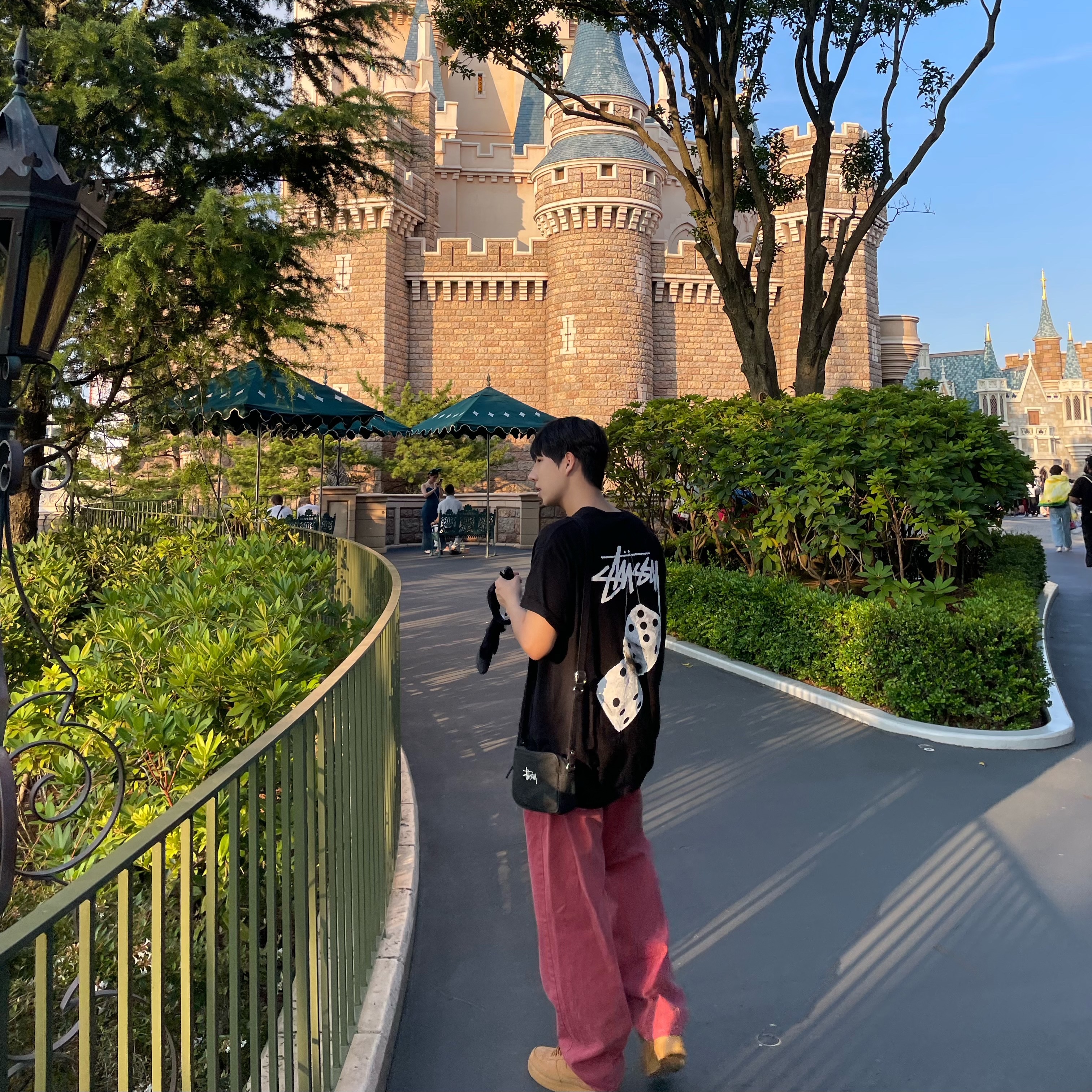 Stussy Fuzzy Dice T-Shirt Black, Nike Air Force 1 '07 WB Flax 착용 스타일