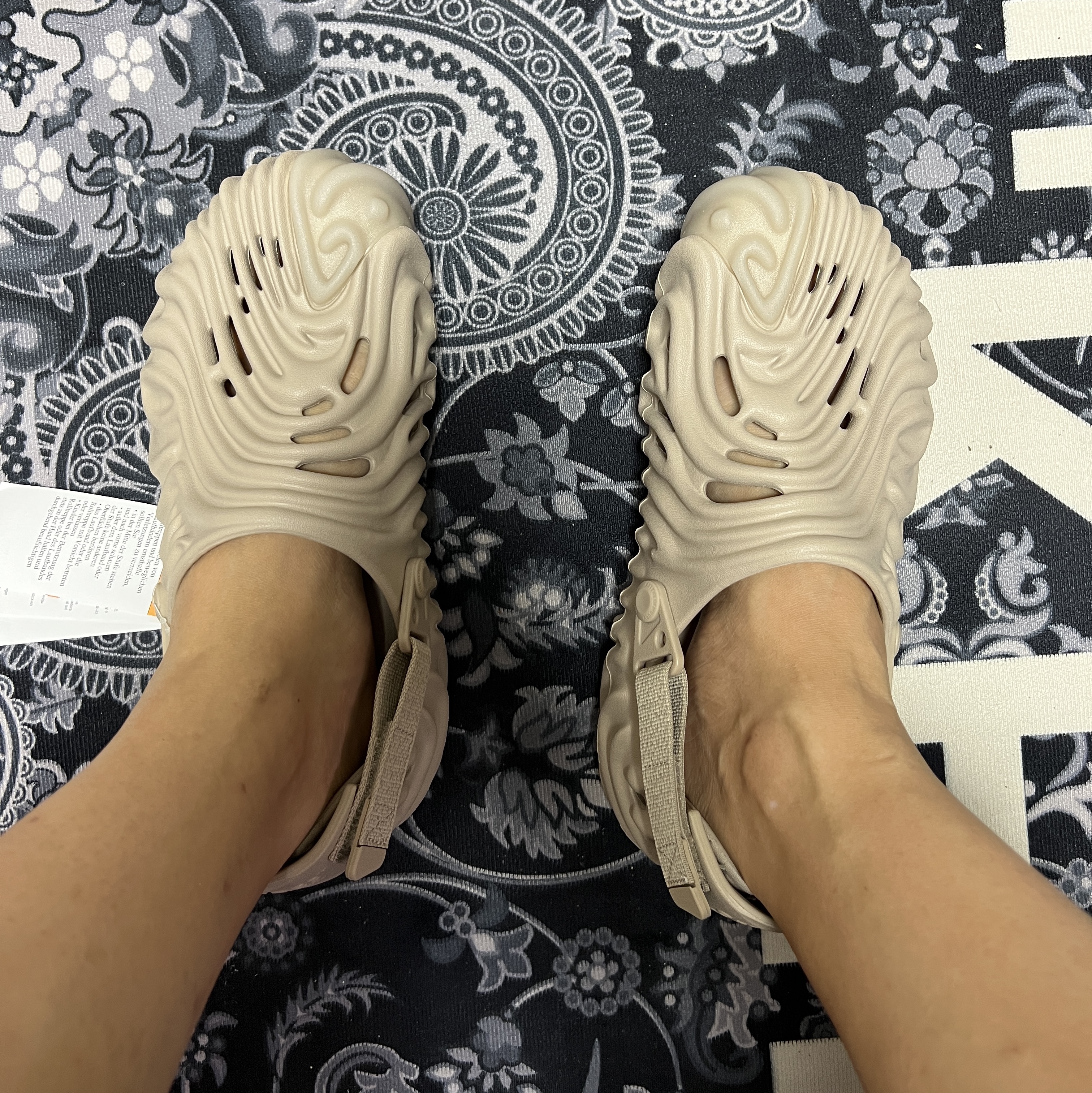 Crocs x Salehe Bembury Pollex Clog Horchata 착용 스타일 - 2