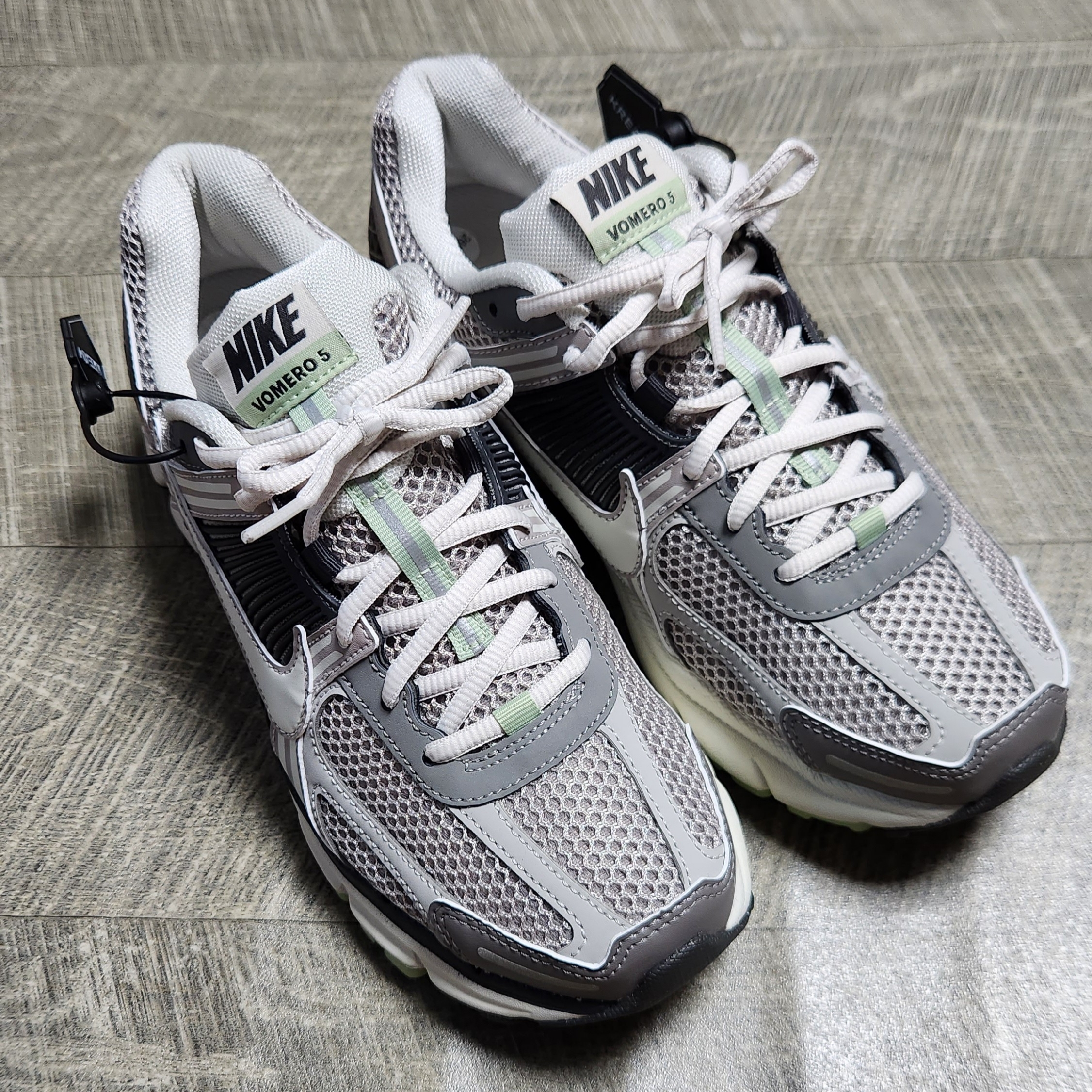 (W) Nike Zoom Vomero 5 Cobblestone and Flat Pewter 착용 스타일 - 4