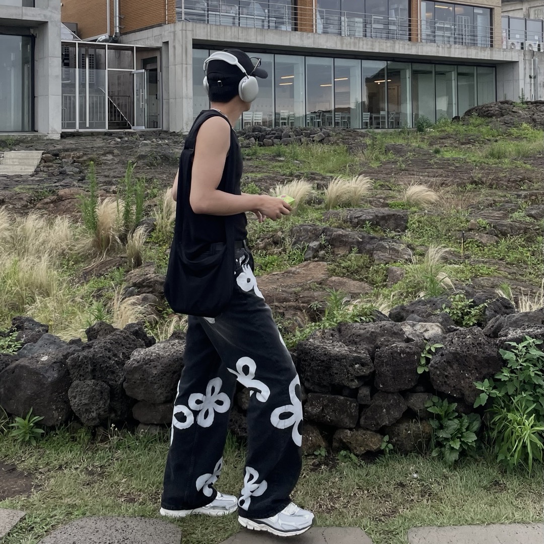 (W) Nike Zoom Vomero 5 Photon Dust and Metallic Silver, COS Nylon Crossbody Saddle Bag Black 착용 스타일 - 2