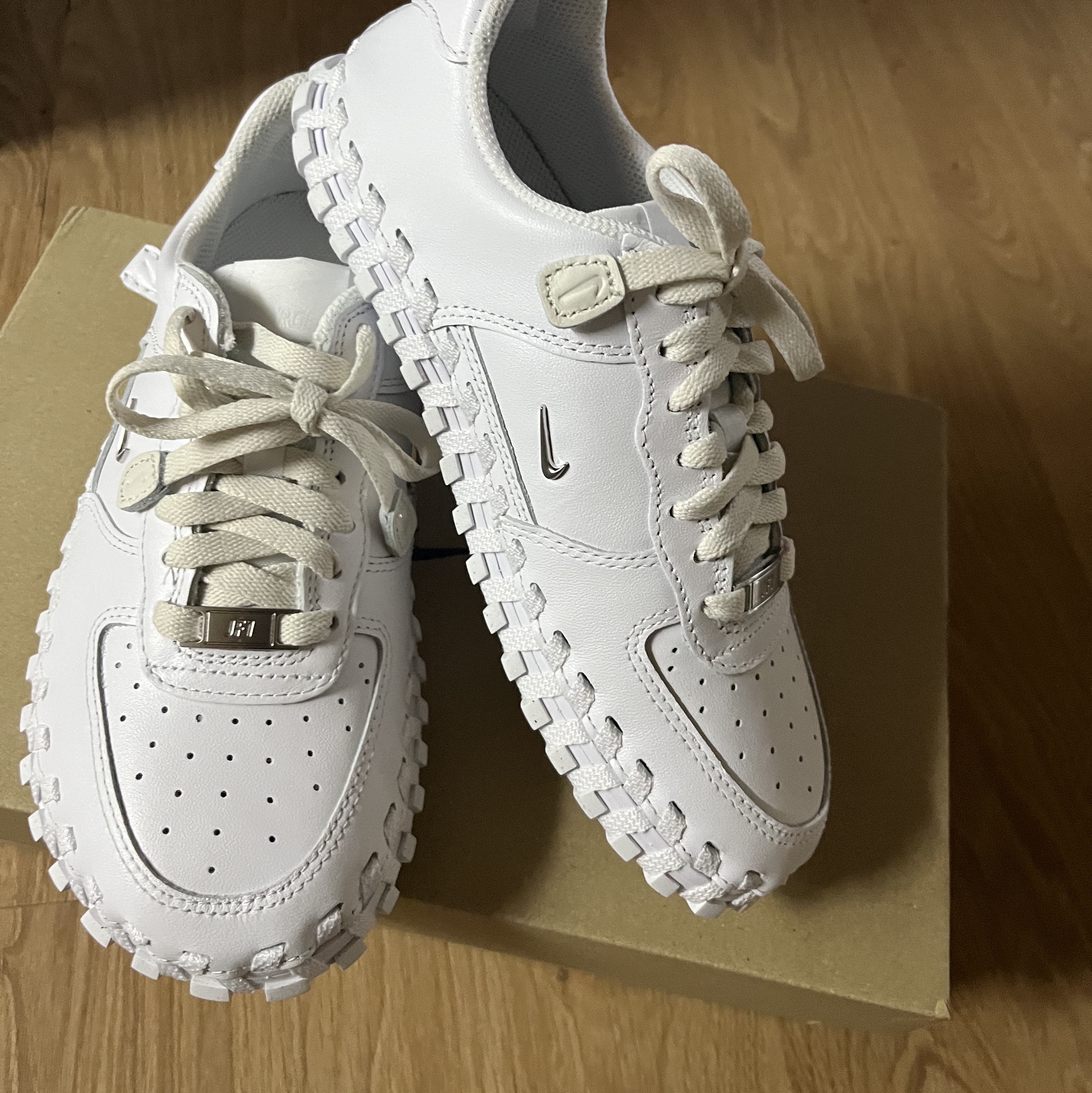 Nike x Jacquemus J Force 1 Low LX SP White, IAB Studio 10th Anniversary T-Shirt White 착용 스타일 - 5