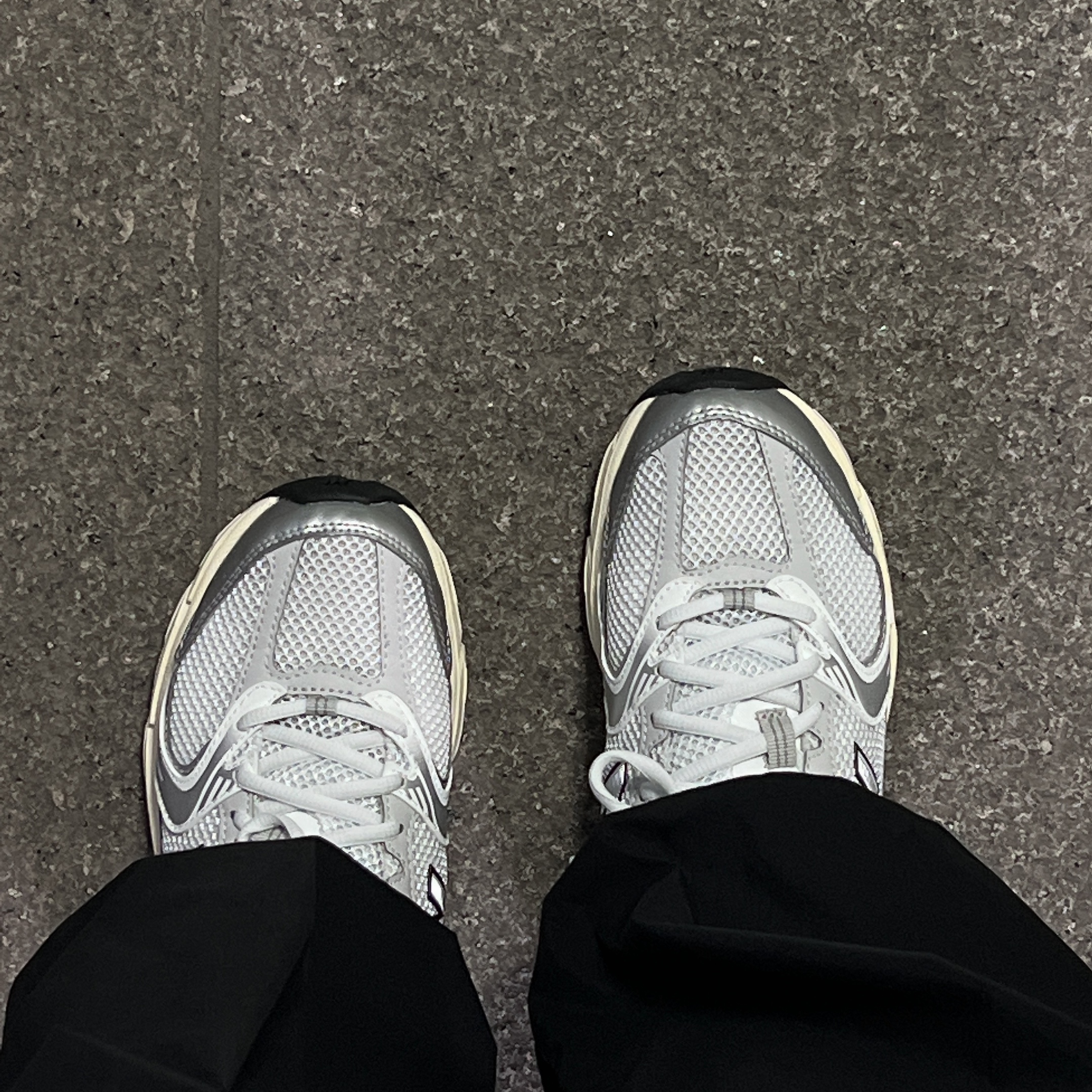 New Balance 530 Silver Cream 착용 스타일 - 2