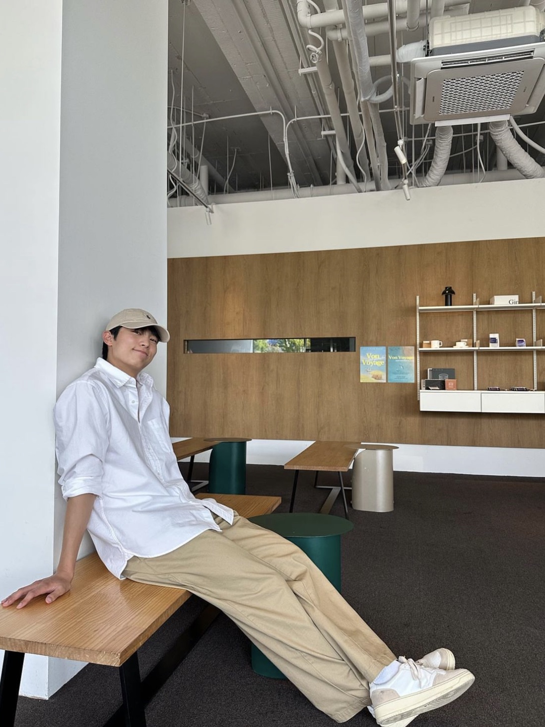 Autry Medalist Low Leather Suede Sneakers White 착용 스타일 - 1