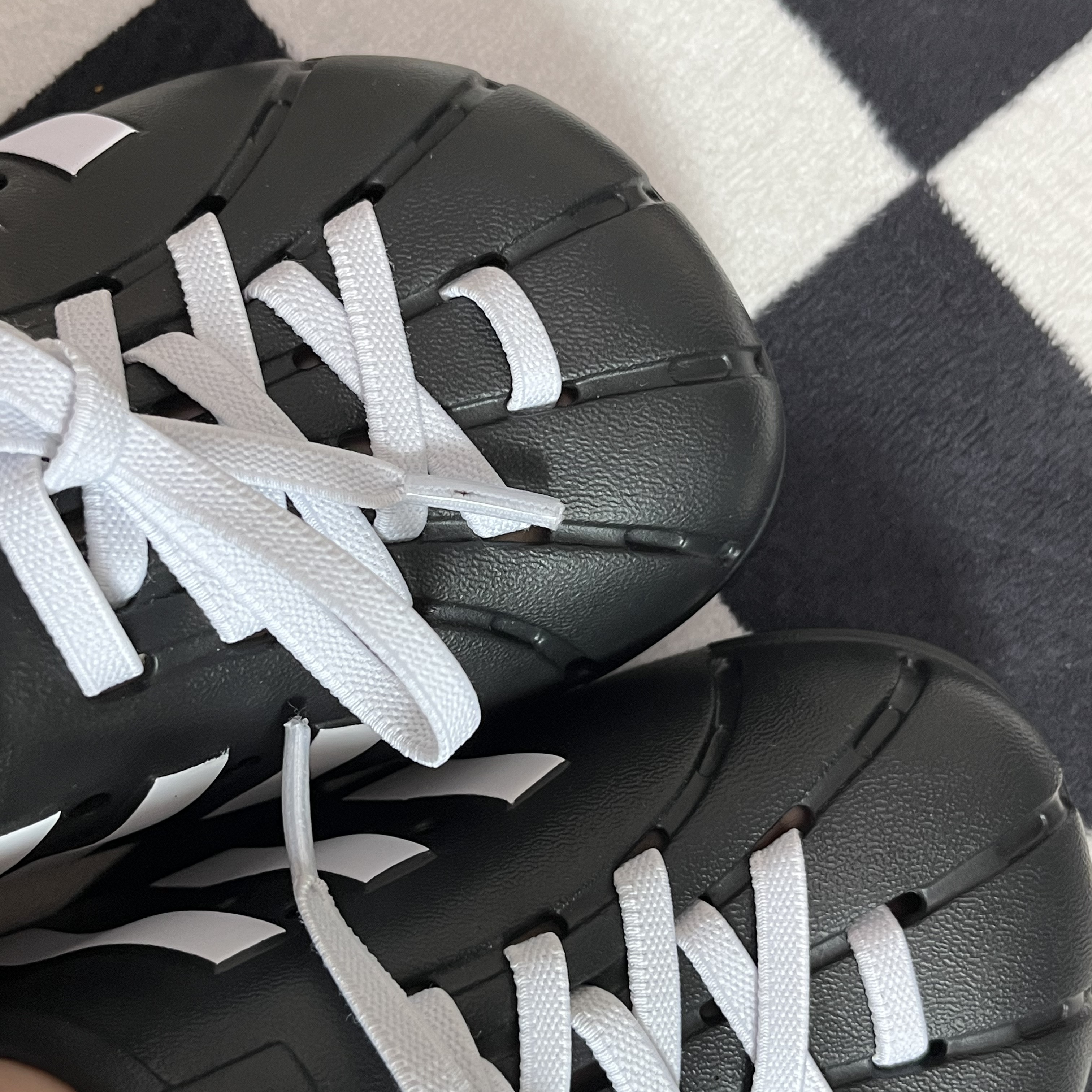 Adidas Adilette Clog Black White 착용 스타일
